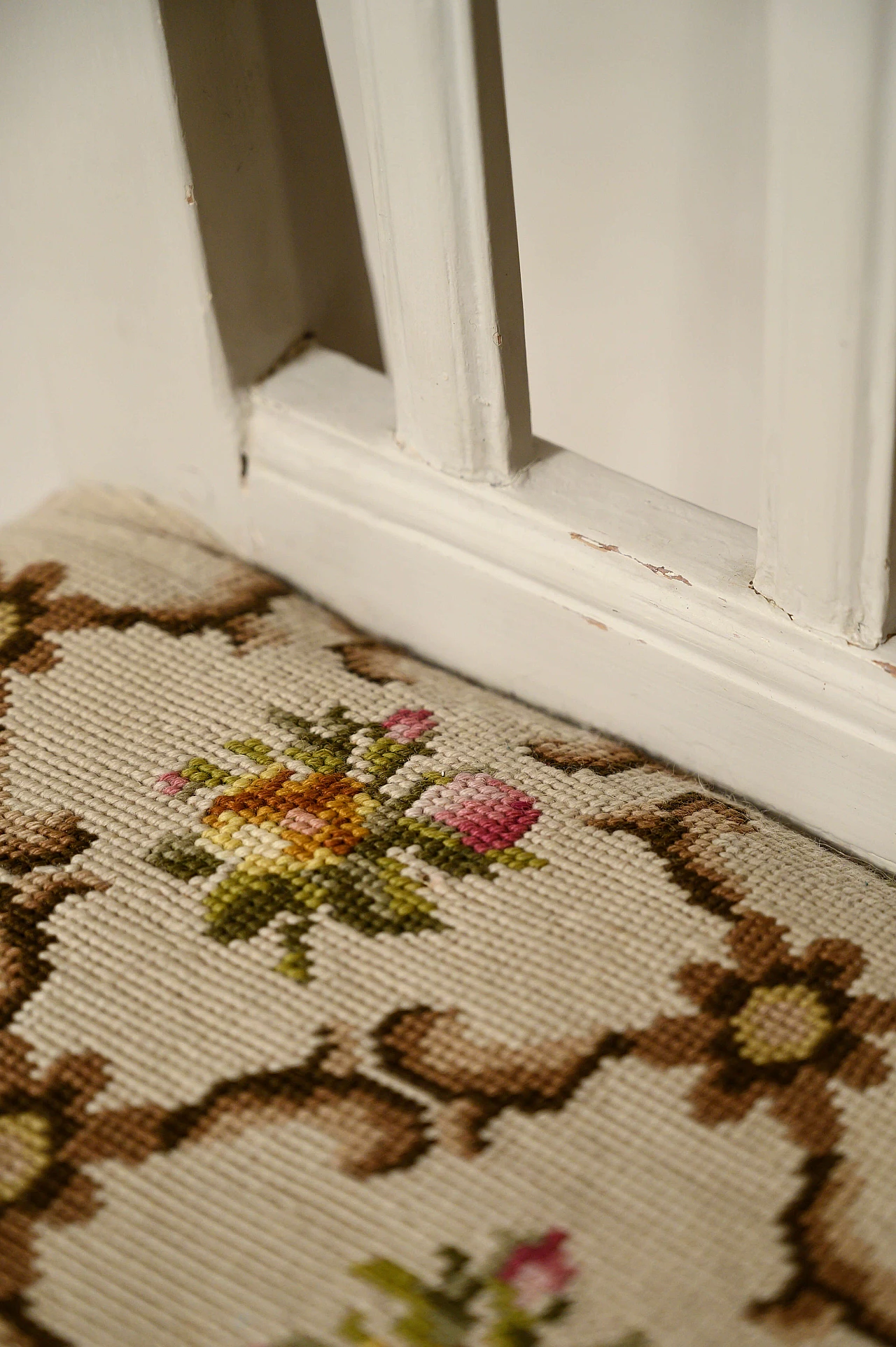 Coppia di sedie antiche bianche con ricamo a mano, primi '900 1143588