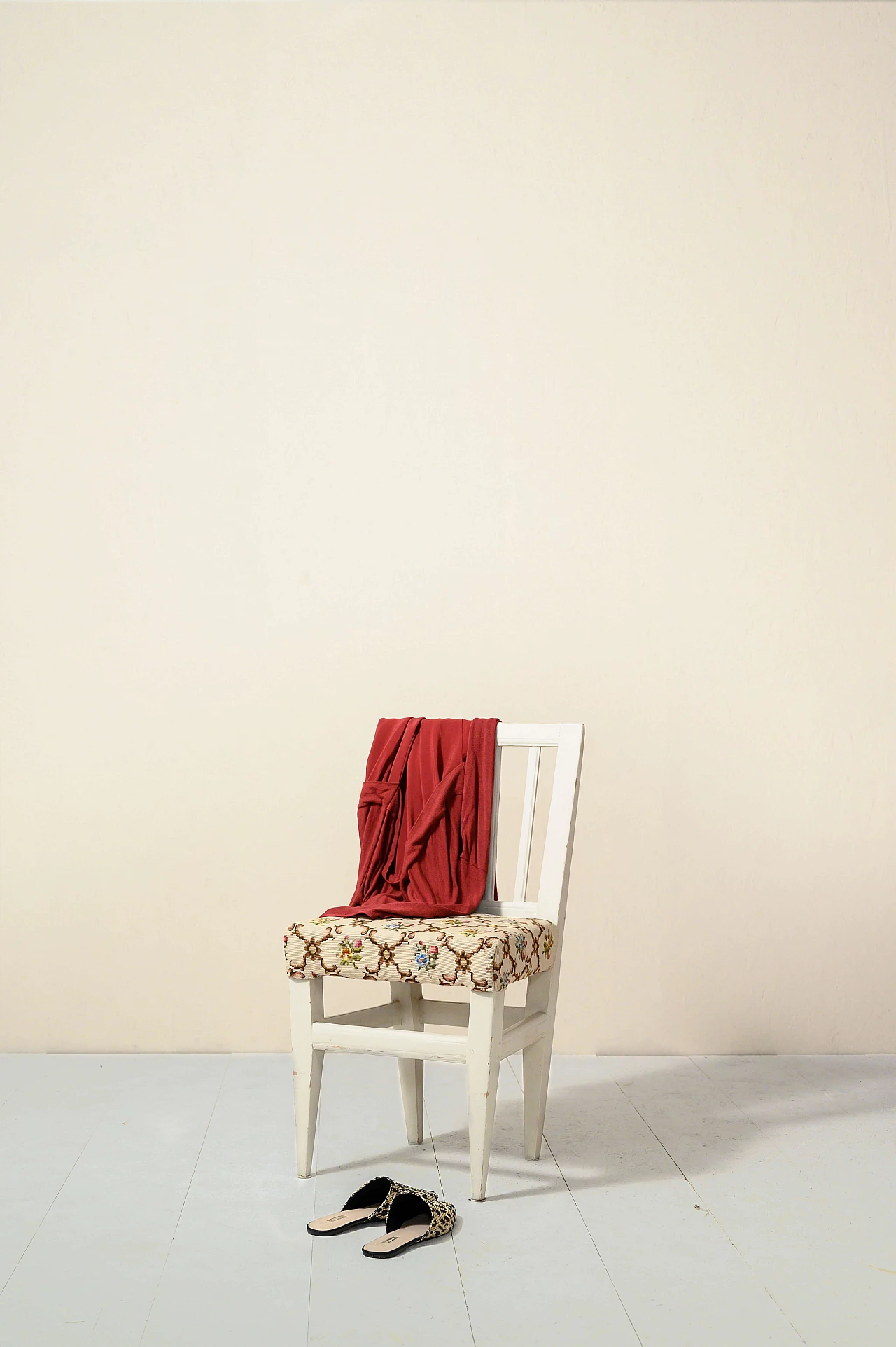 Pair of antique white chairs with hand embroidery, beginning of the 20th century 1143590