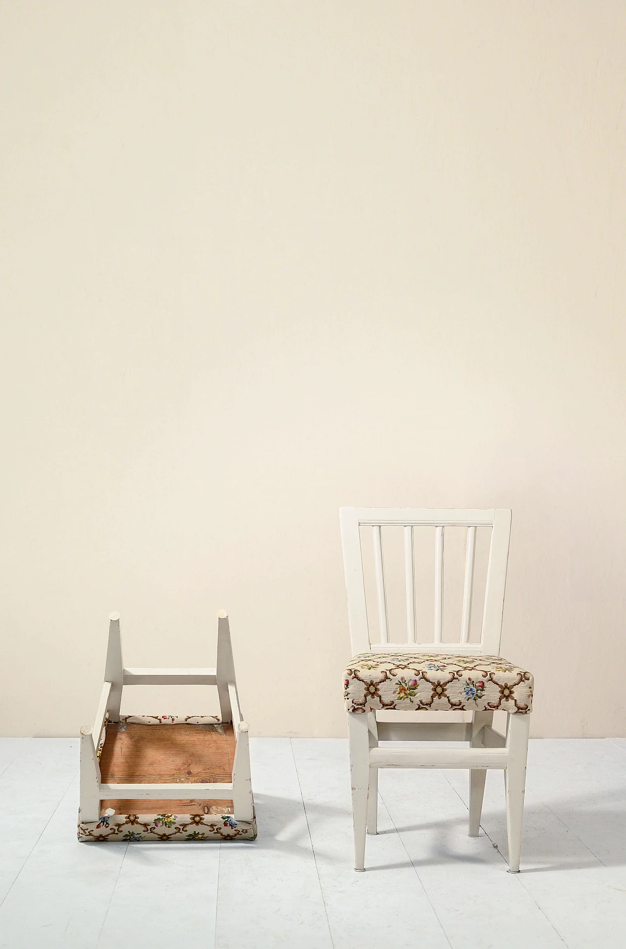 Pair of antique white chairs with hand embroidery, beginning of the 20th century 1143592