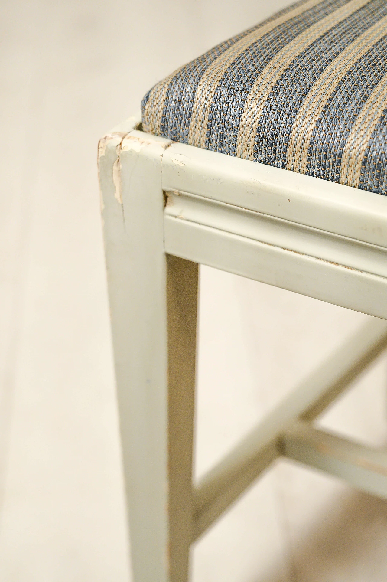 Coppia di sedie svedesi in legno e tessuto, prima metà del 900 1143641