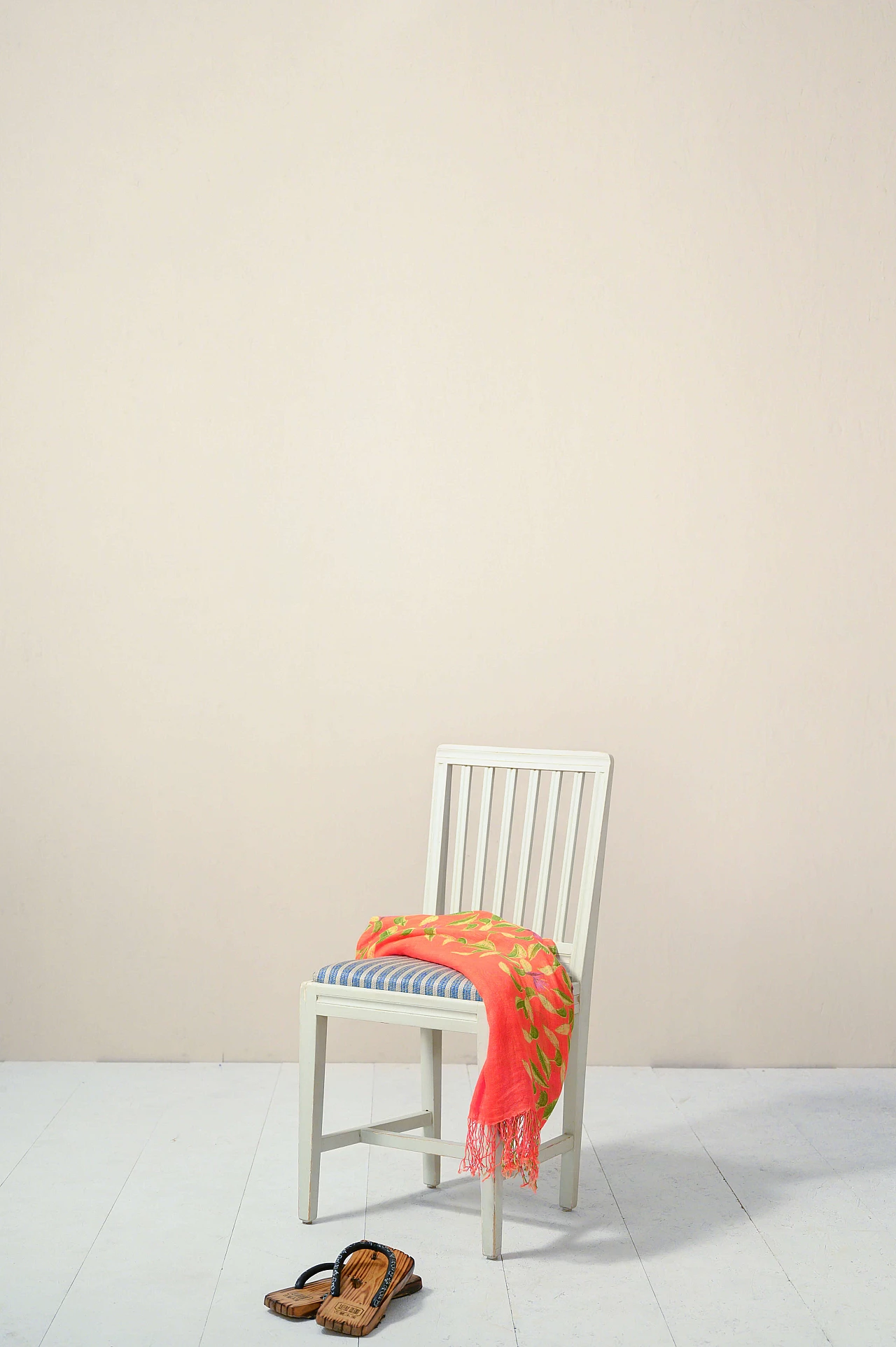 Pair of Swedish chairs in wood and fabric, first half of 900 1143642