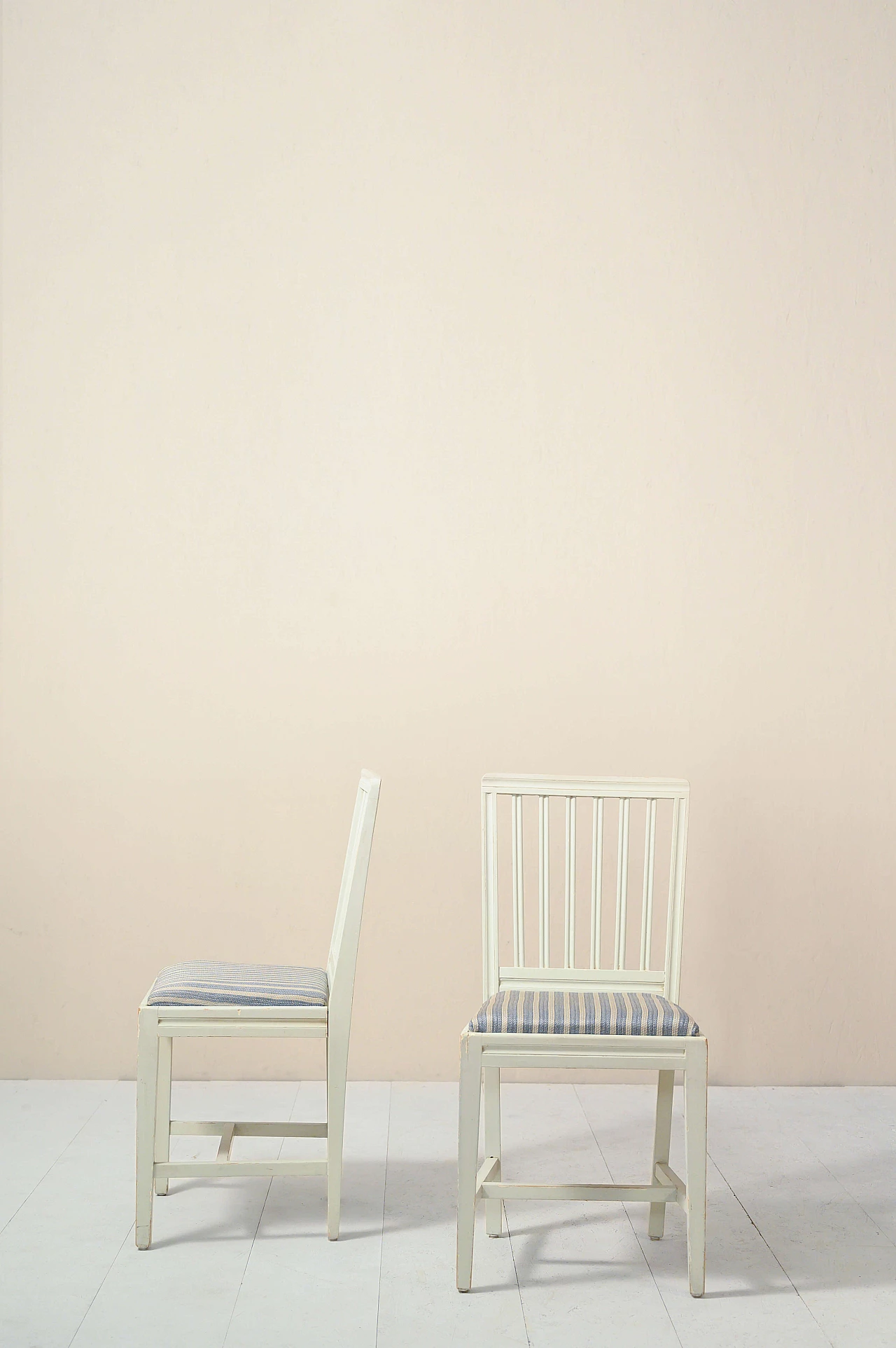 Coppia di sedie svedesi in legno e tessuto, prima metà del 900 1143643