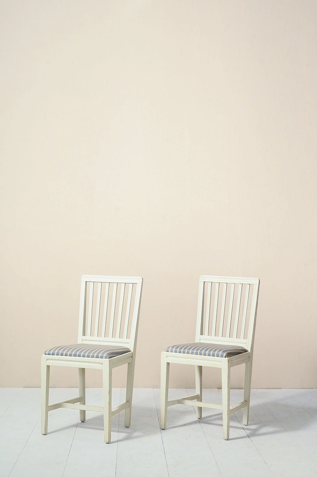Pair of Swedish chairs in wood and fabric, first half of 900 1143645