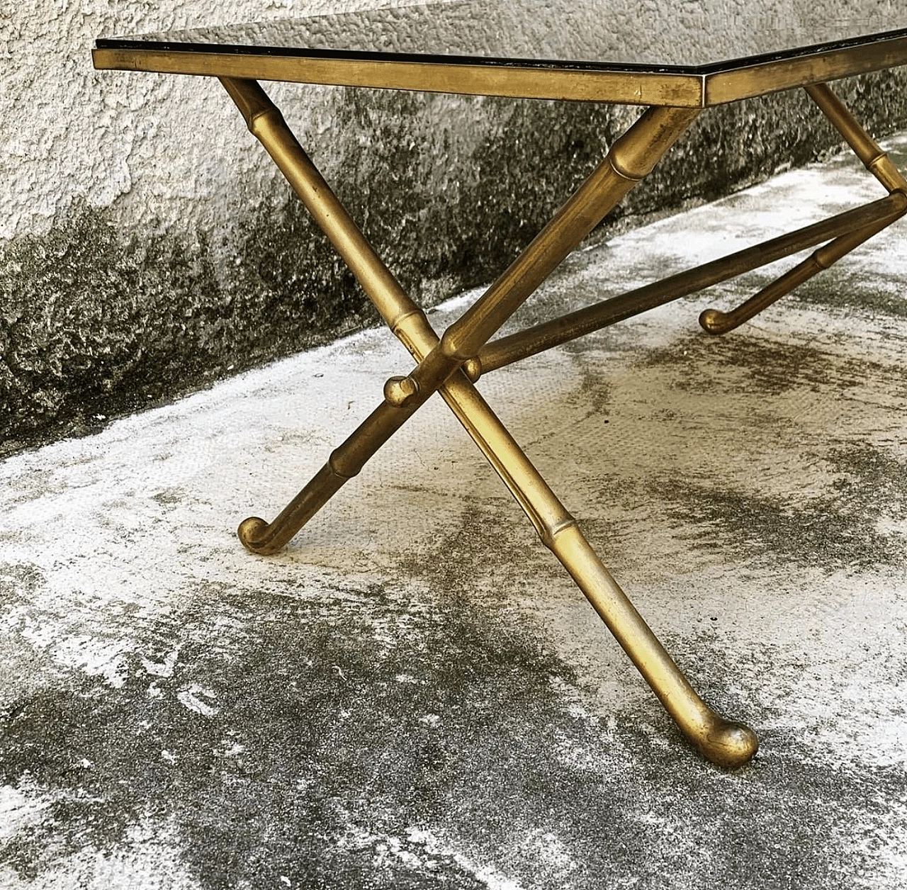 Faux bamboo coffee table in gilded brass with black glass top, 60s 1143854