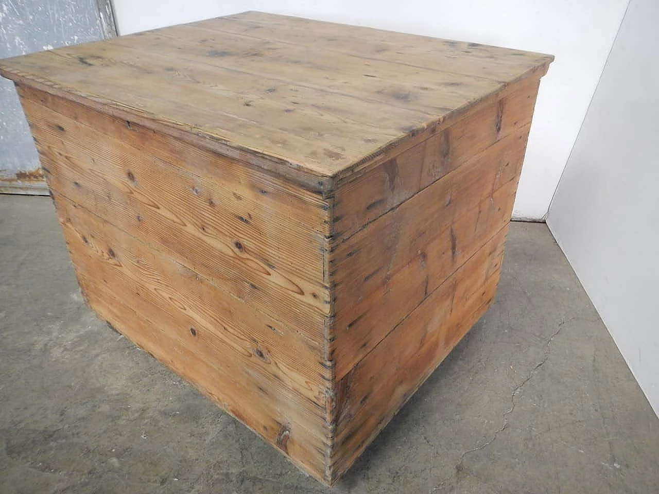 Trunk or case in fir wood with lid, 50s 1180565