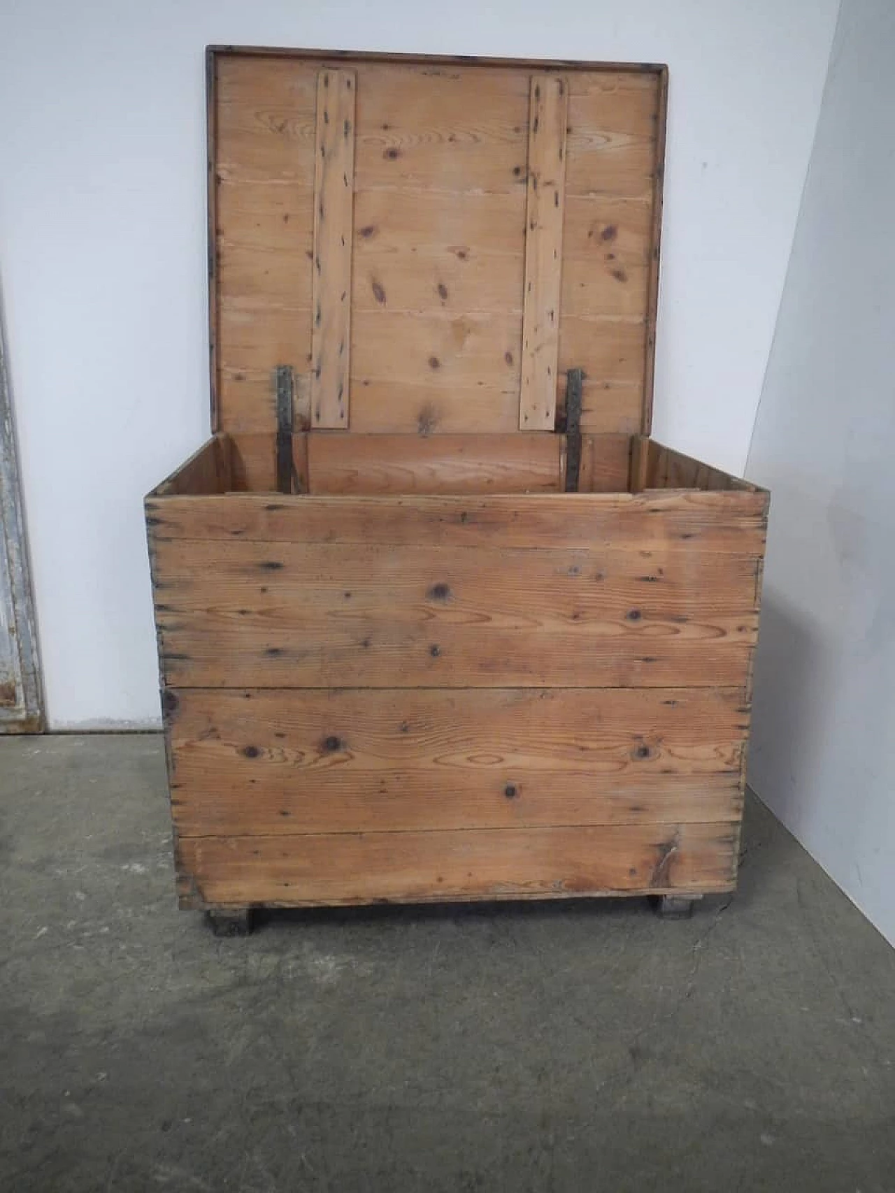 Trunk or case in fir wood with lid, 50s 1180566