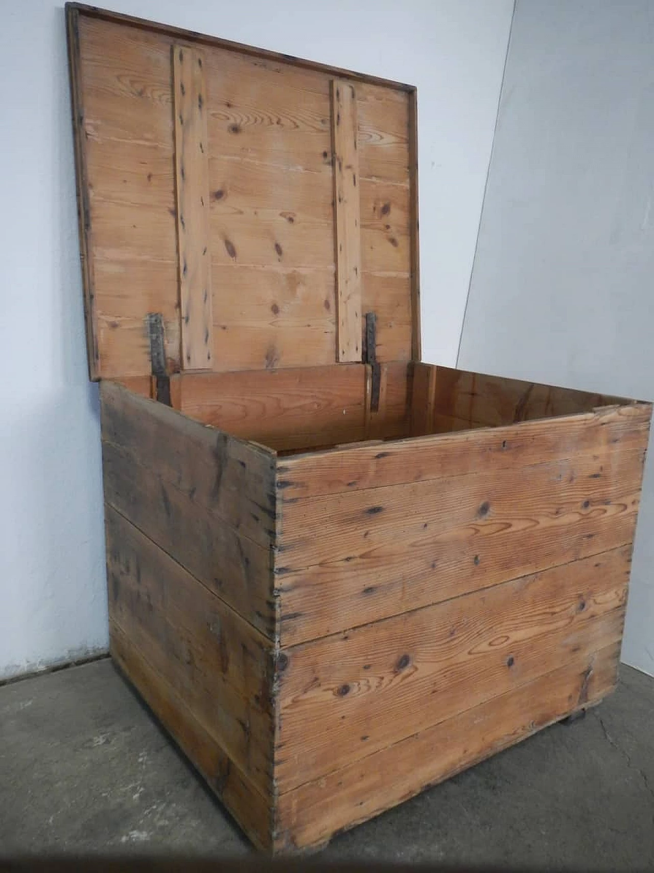 Trunk or case in fir wood with lid, 50s 1180567