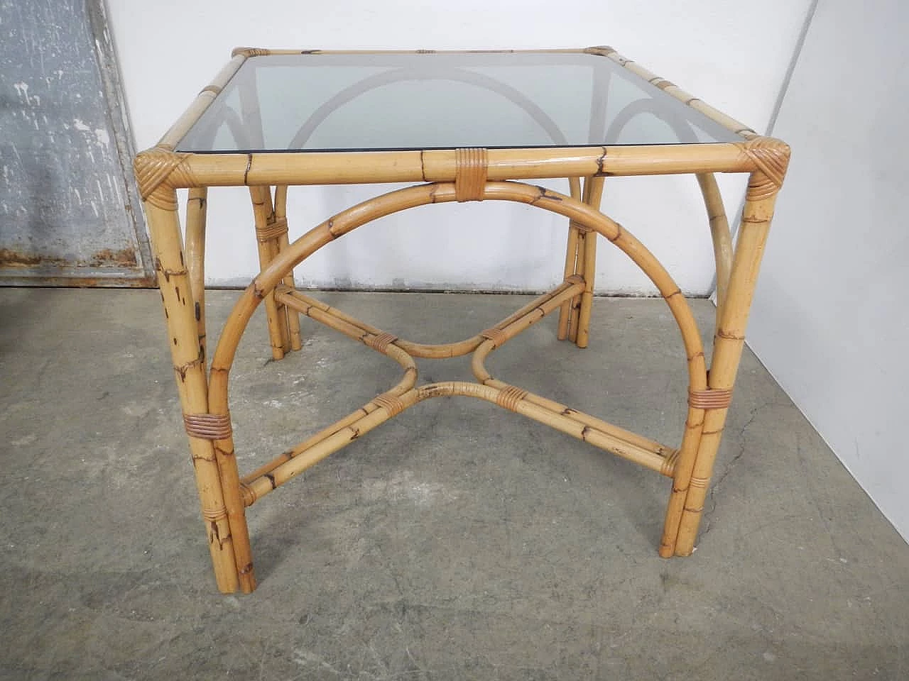 Tavolo in vimini con piano in vetro, anni '70 1180658