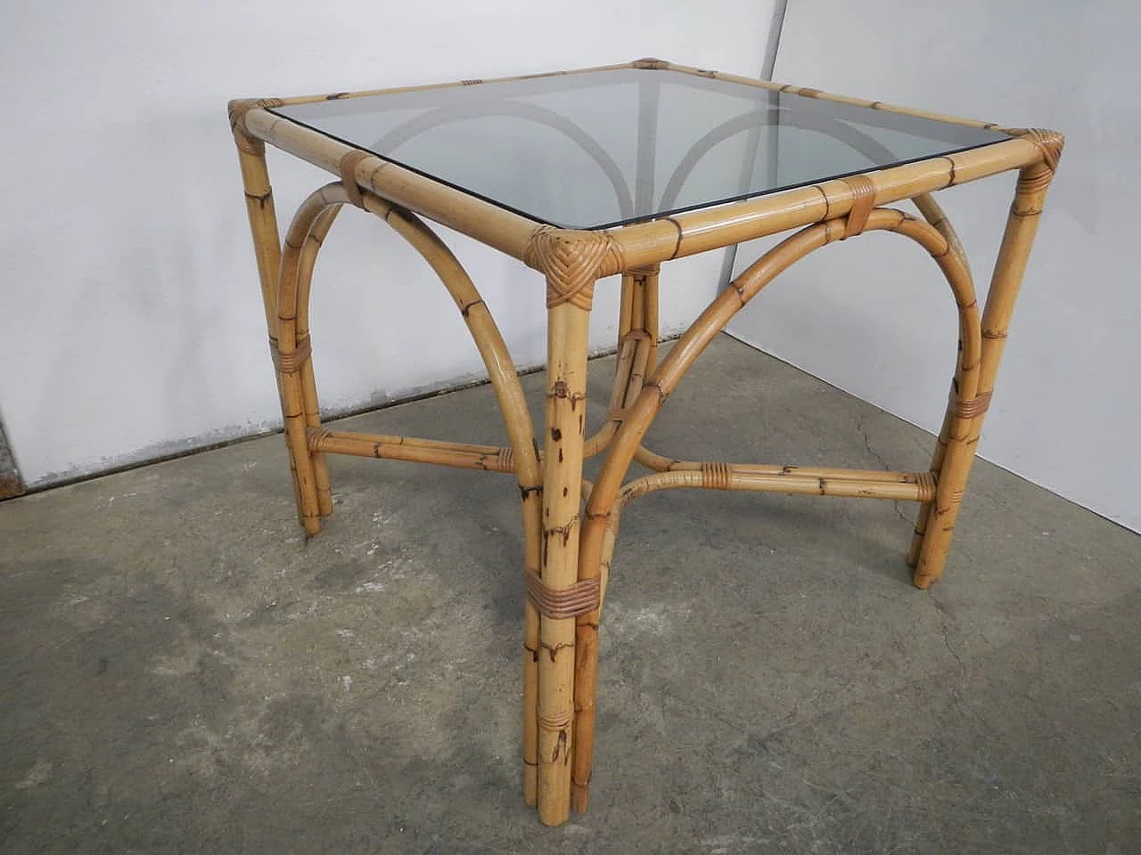 Tavolo in vimini con piano in vetro, anni '70 1180659