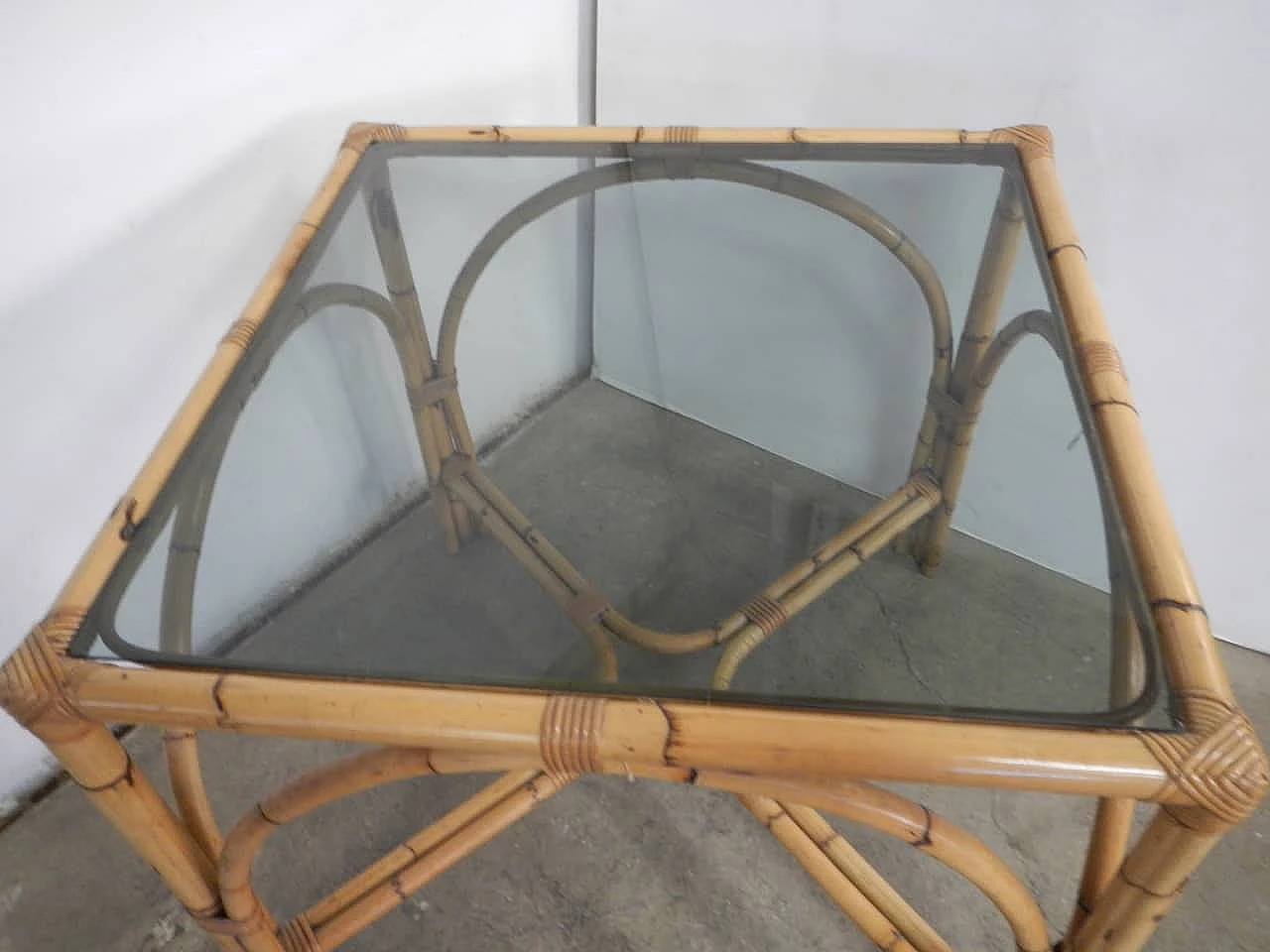Tavolo in vimini con piano in vetro, anni '70 1180661