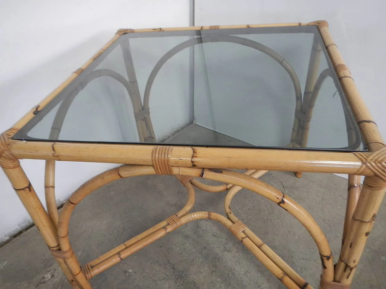 Tavolo in vimini con piano in vetro, anni '70 1180662