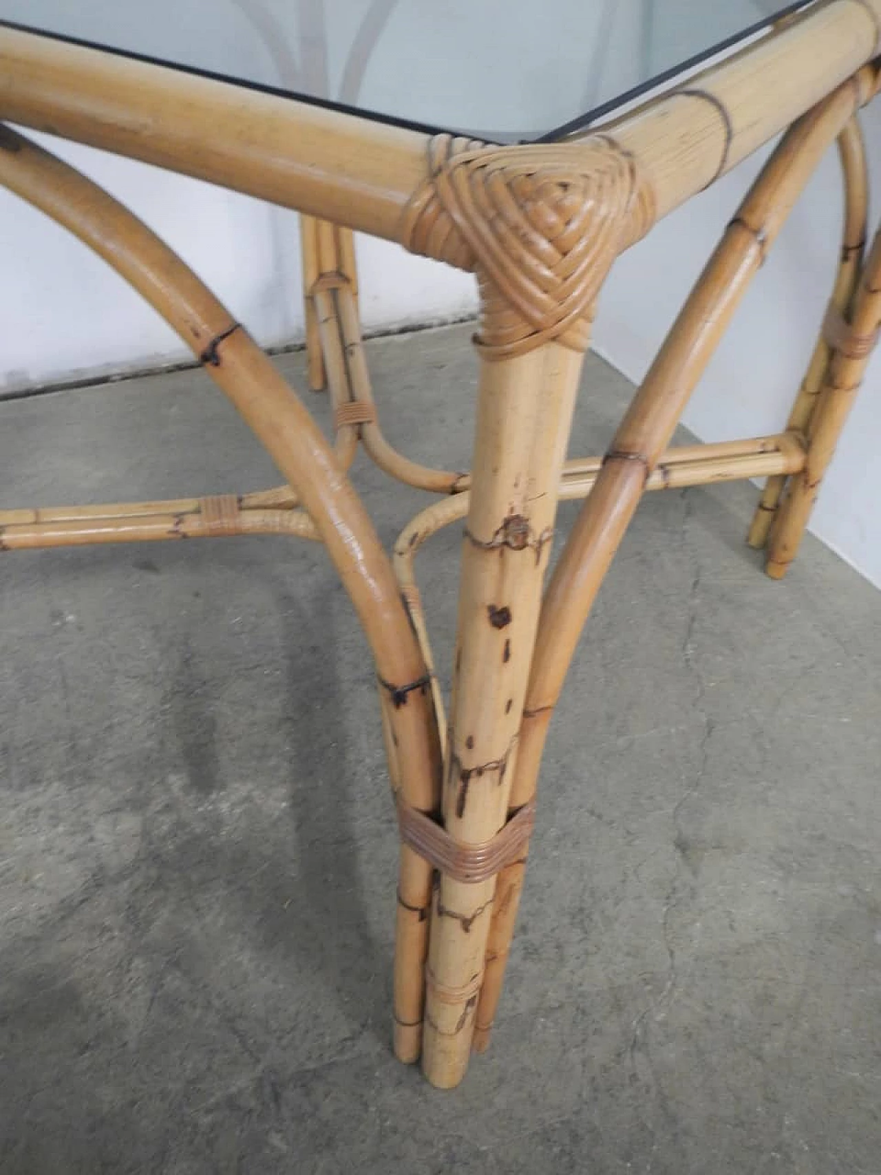 Tavolo in vimini con piano in vetro, anni '70 1180663