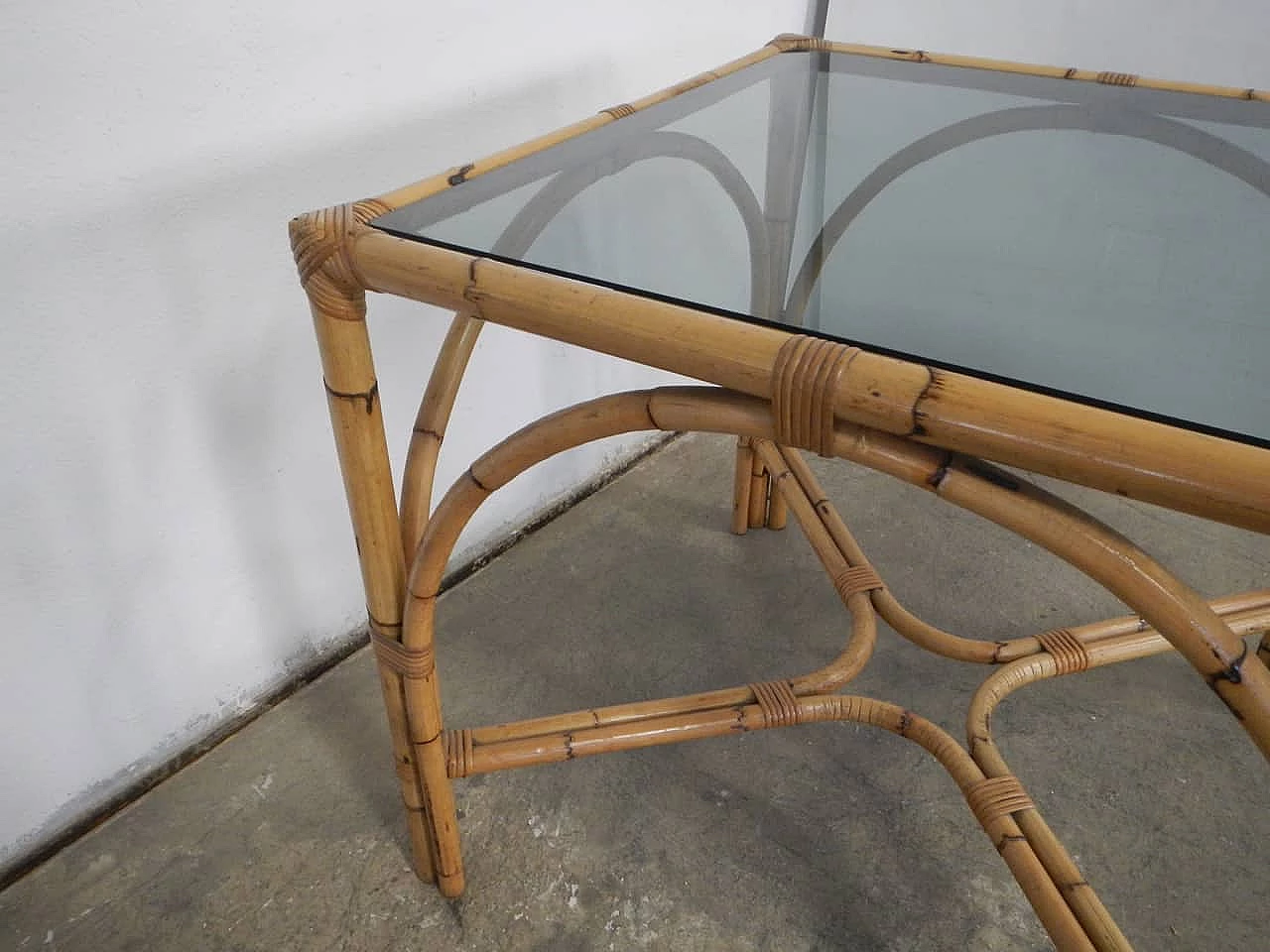 Tavolo in vimini con piano in vetro, anni '70 1180664