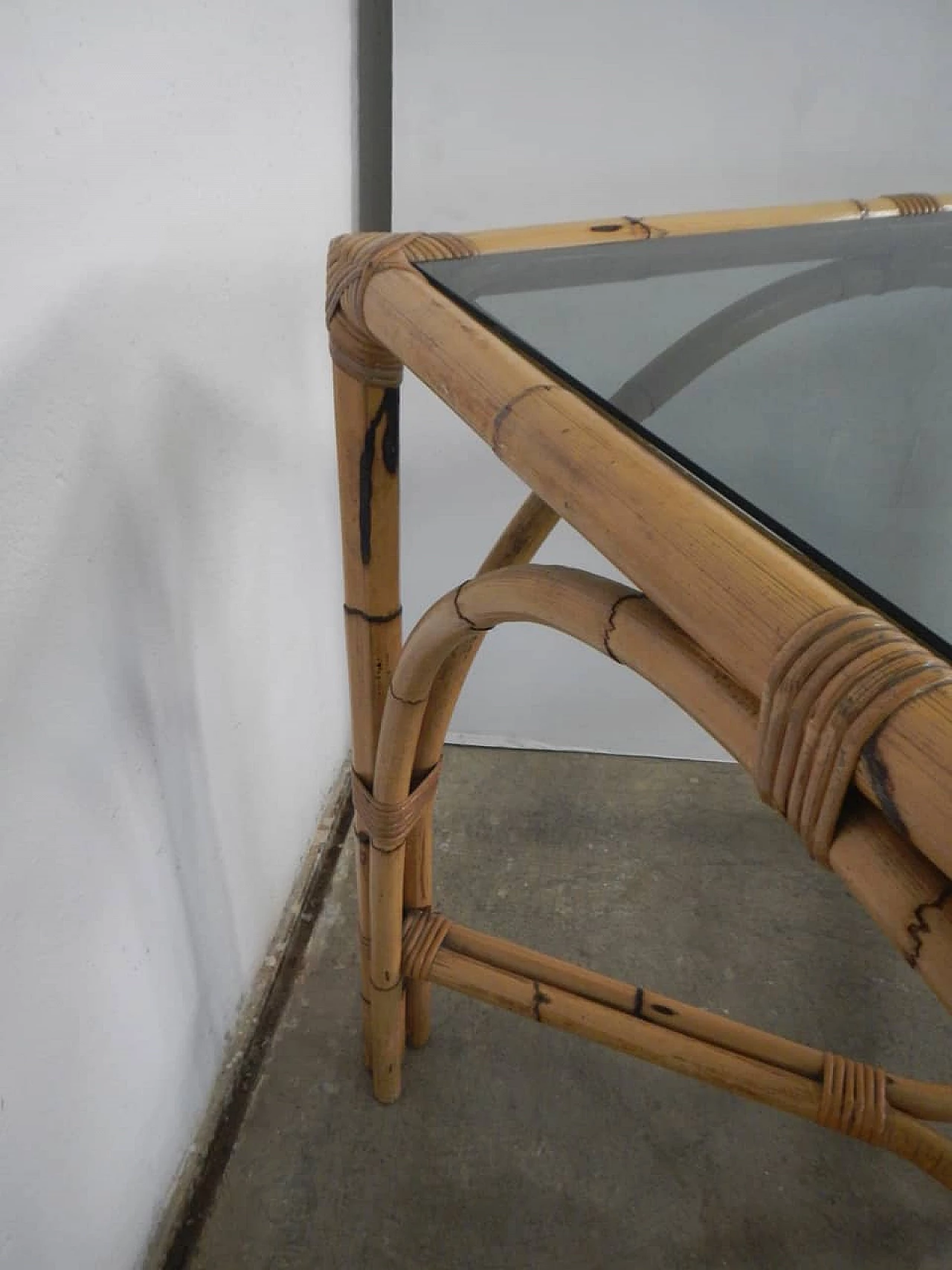 Tavolo in vimini con piano in vetro, anni '70 1180665