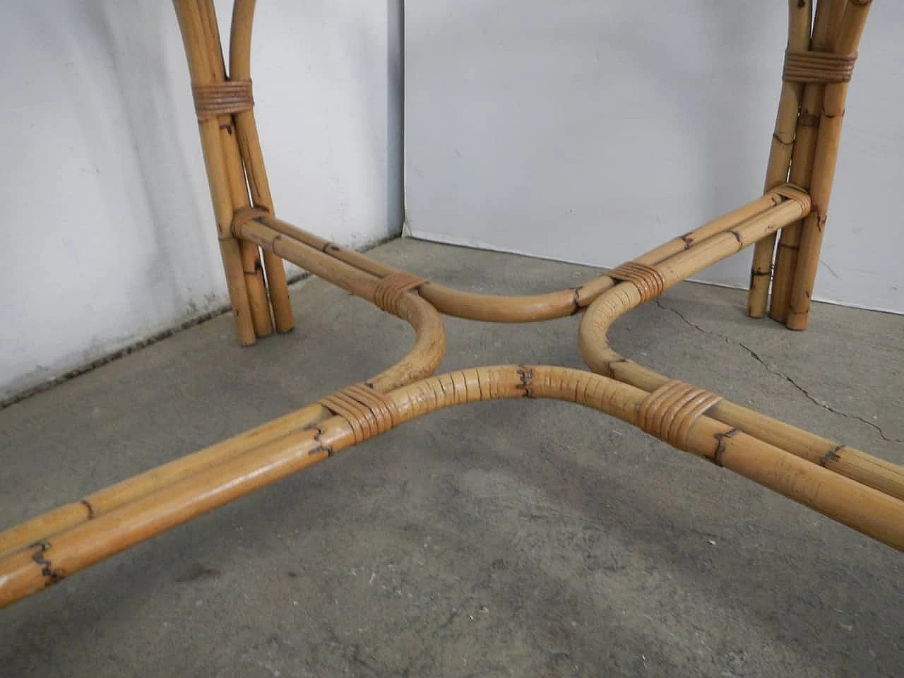 Tavolo in vimini con piano in vetro, anni '70 1180667