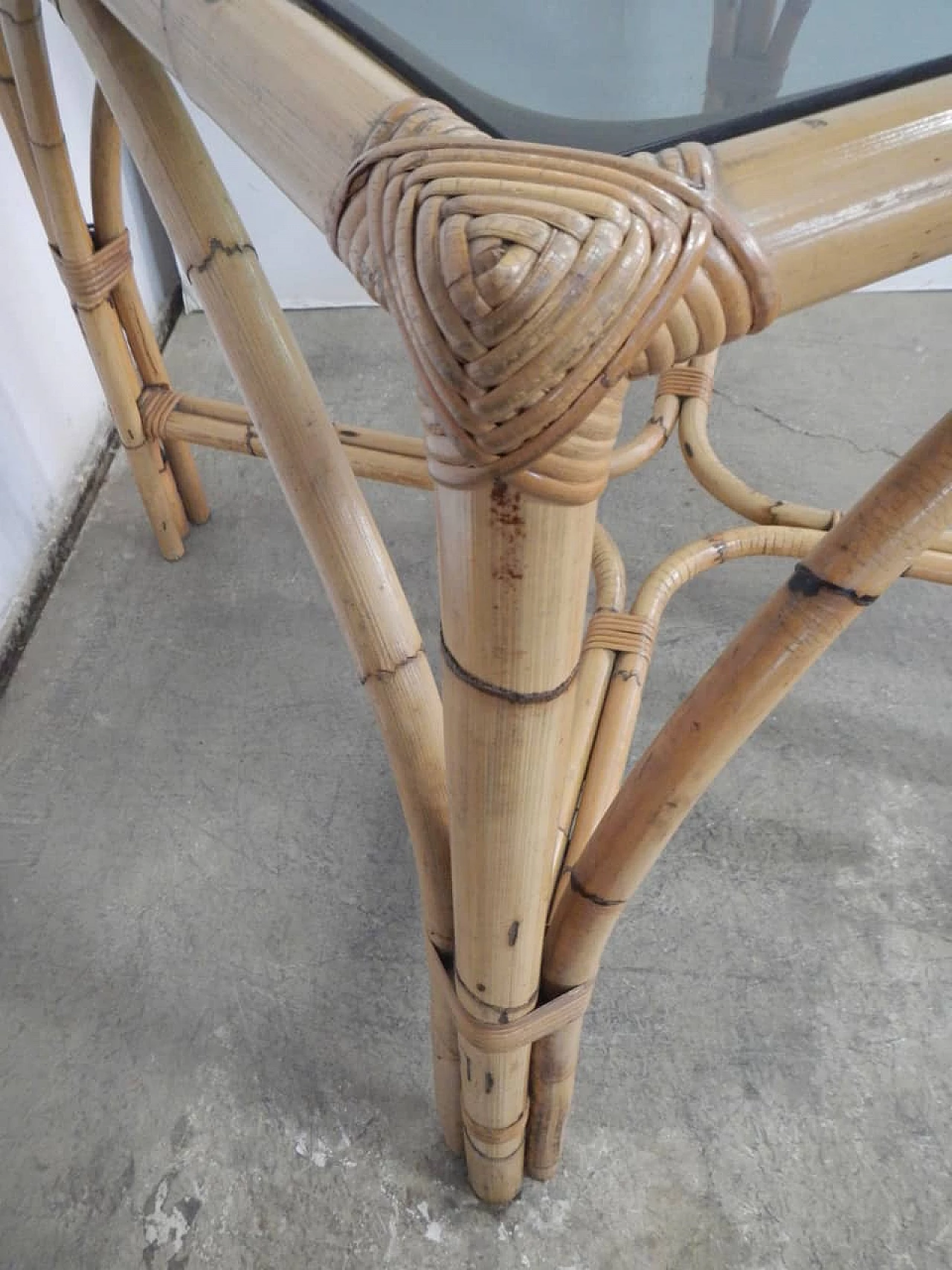 Tavolo in vimini con piano in vetro, anni '70 1180668