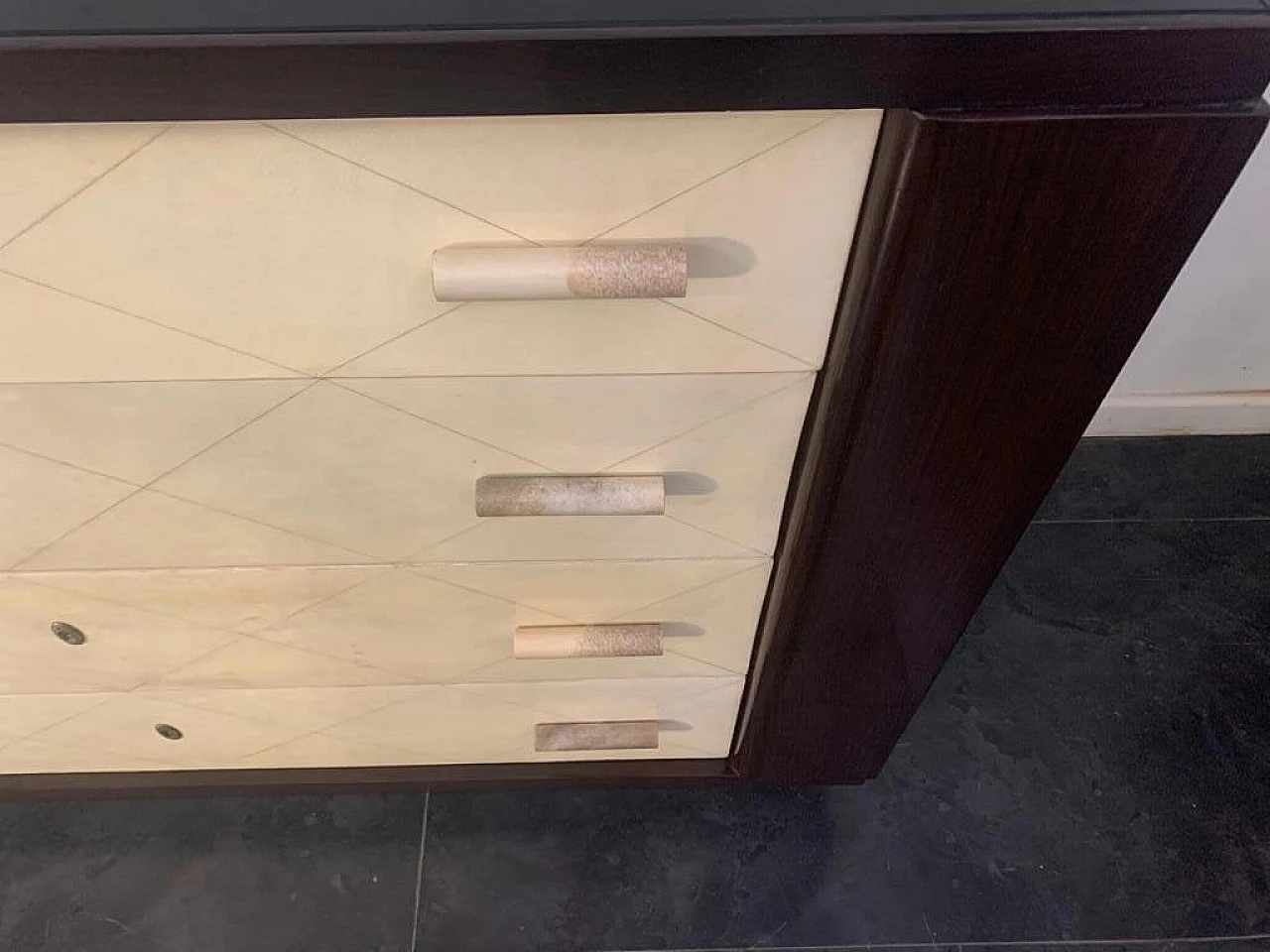Cassettiera Art Deco in mogano con manici in pergamena, anni '40 1181993