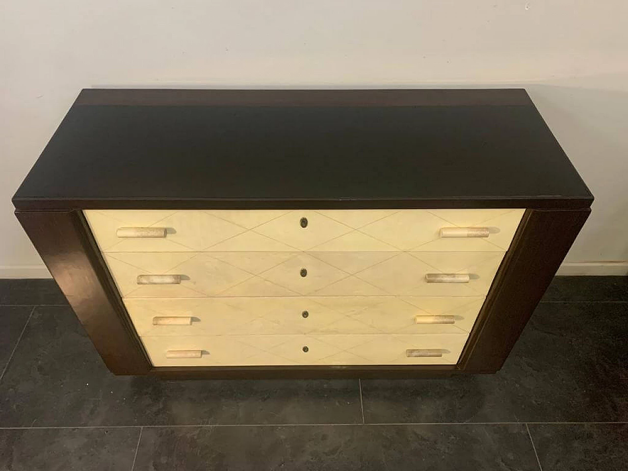 Cassettiera Art Deco in mogano con manici in pergamena, anni '40 1181995