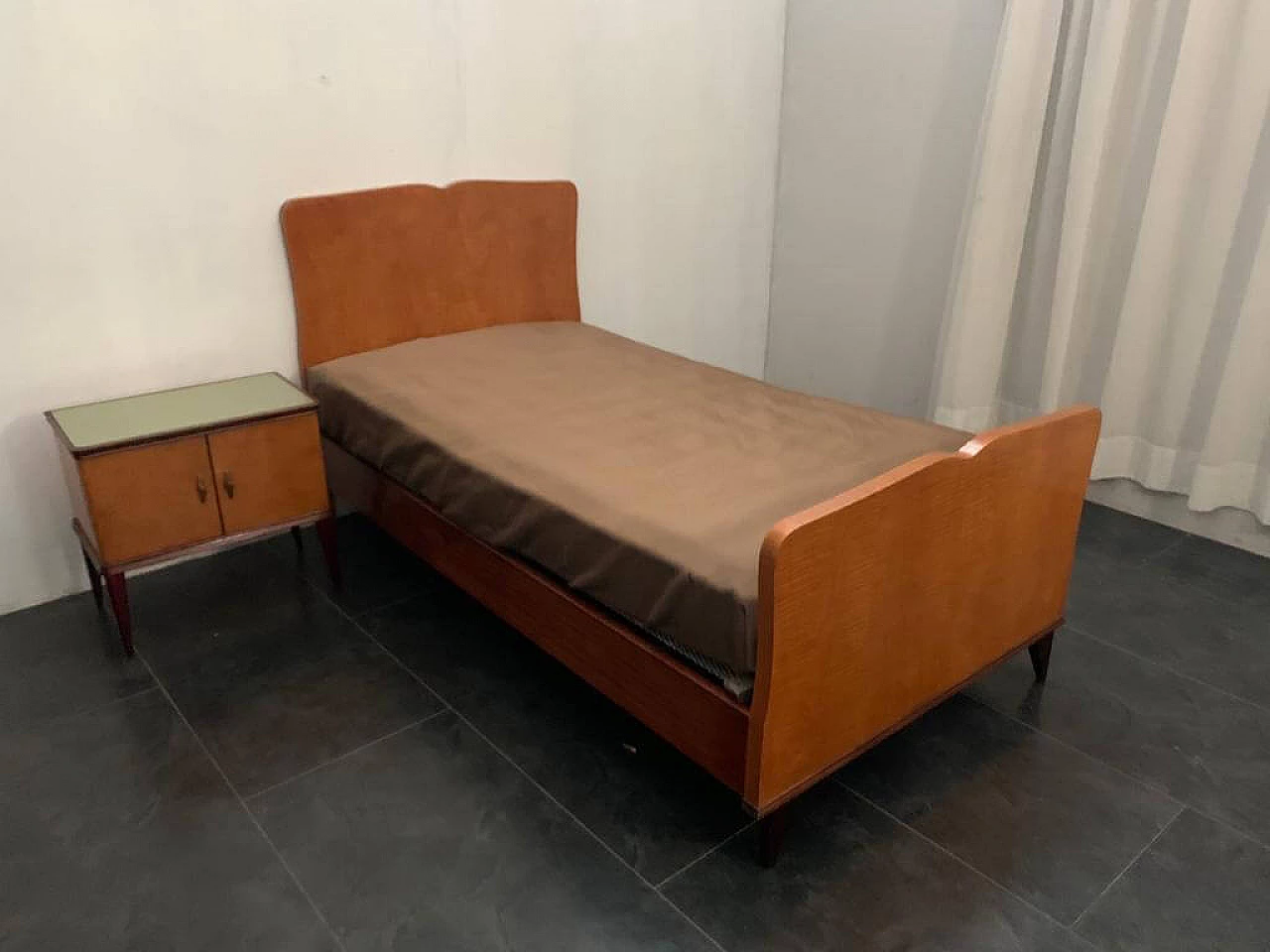 Bed and bedside table set in blond mahogany wood, 1950s 1182208