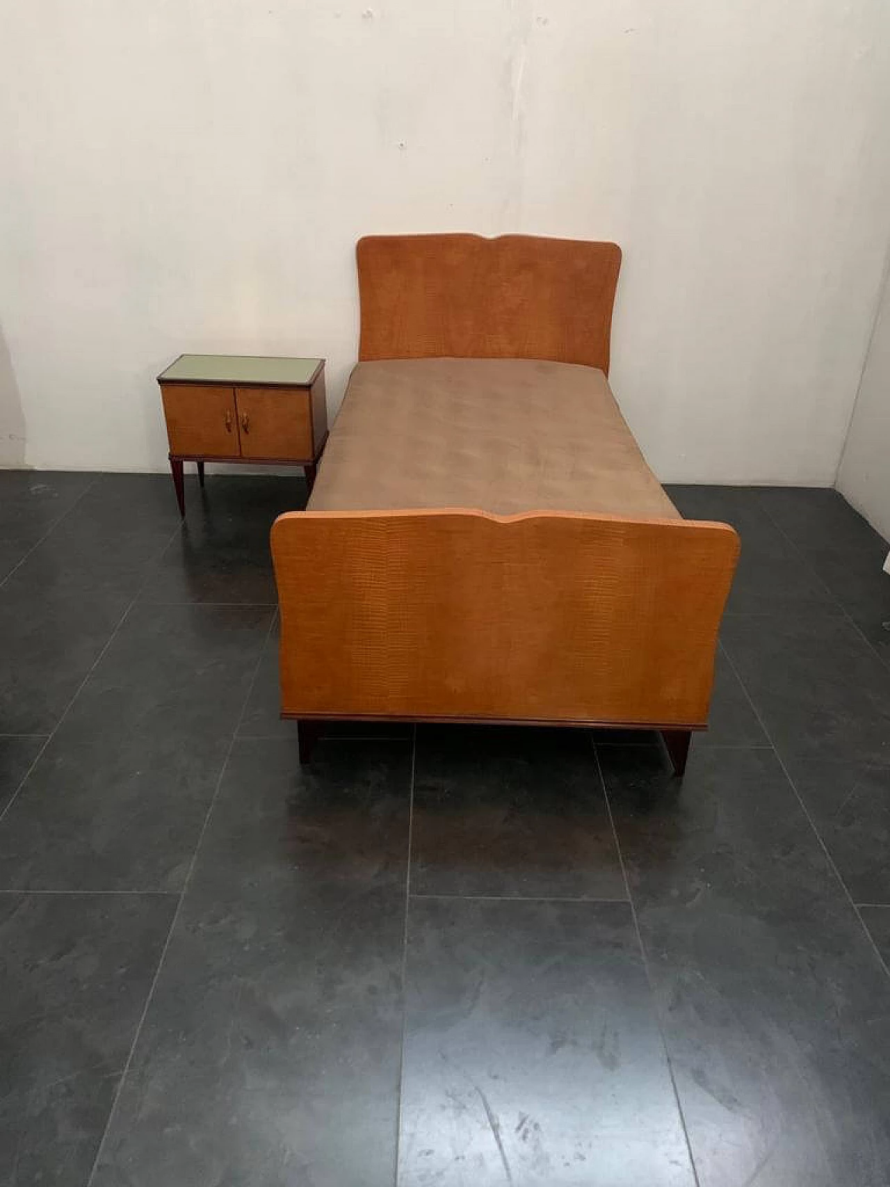 Set letto e comodino in legno di mogano biondo, anni '50 1182209