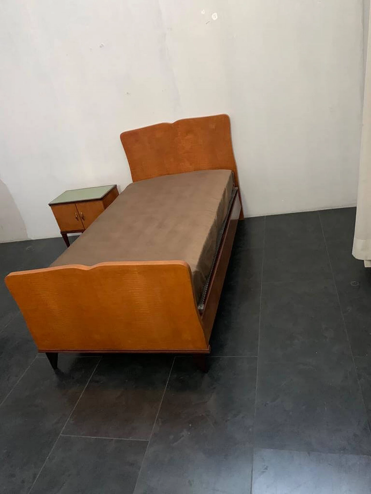 Set letto e comodino in legno di mogano biondo, anni '50 1182210