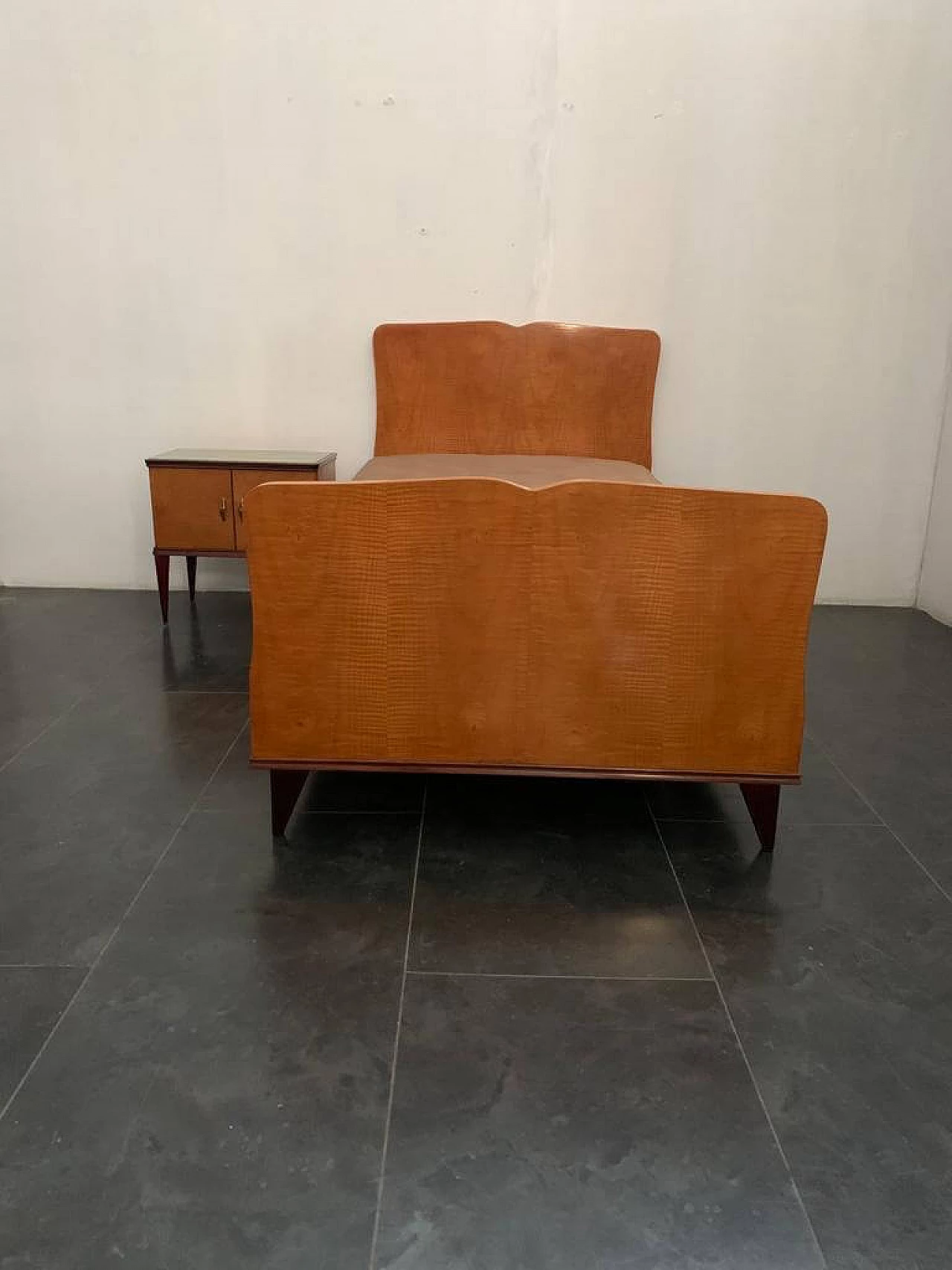 Set letto e comodino in legno di mogano biondo, anni '50 1182212