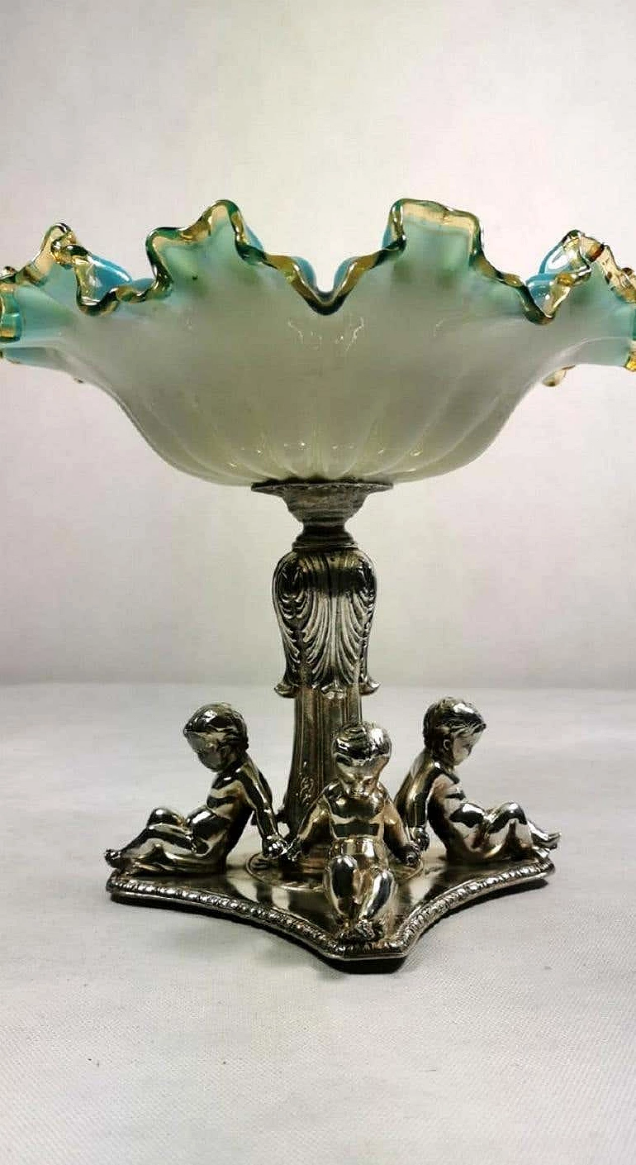 Centrotavola in stile Luigi Filippo in vetro opalino e argento placcato, '800 1184125