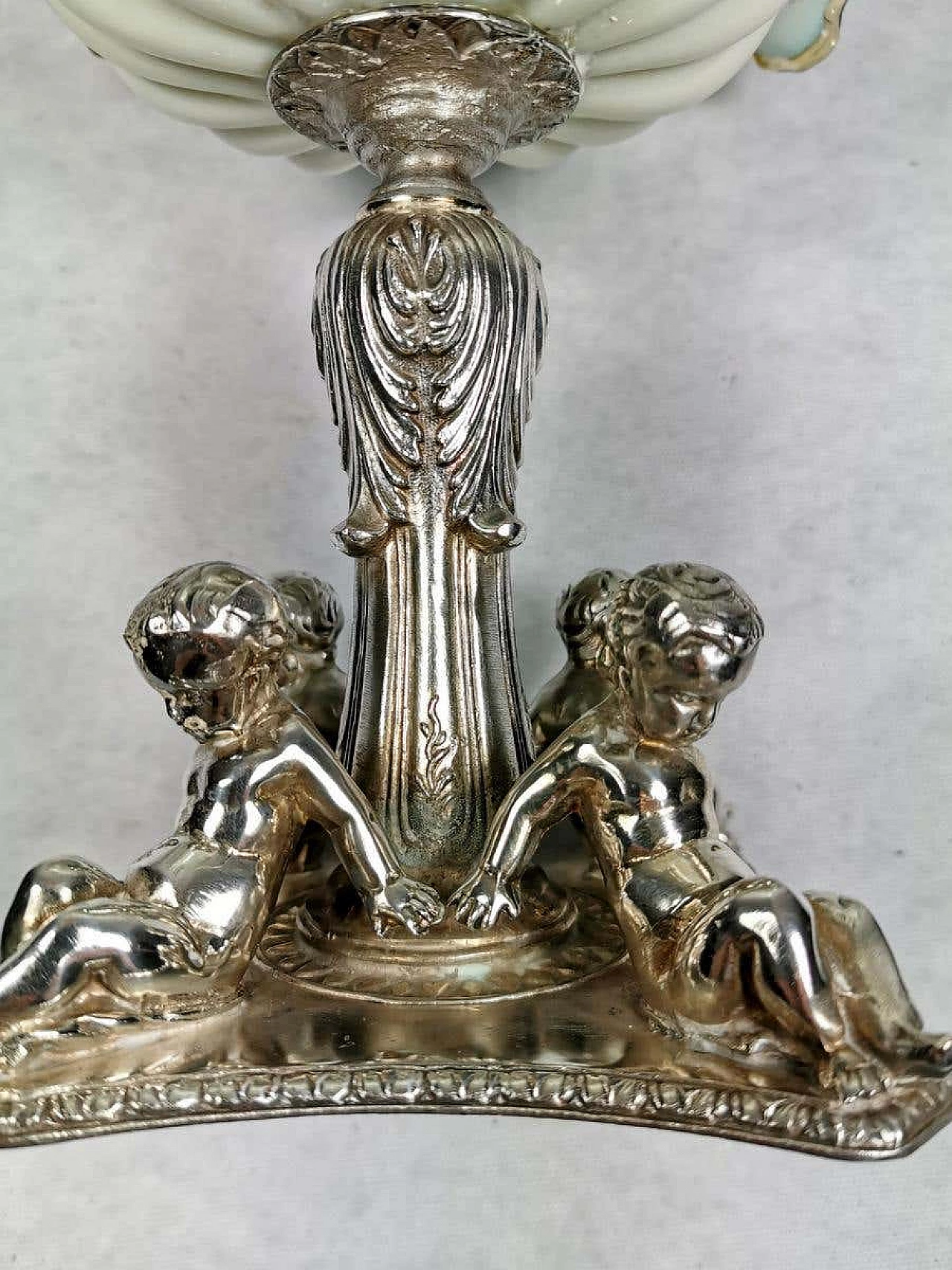 Centrotavola in stile Luigi Filippo in vetro opalino e argento placcato, '800 1184127