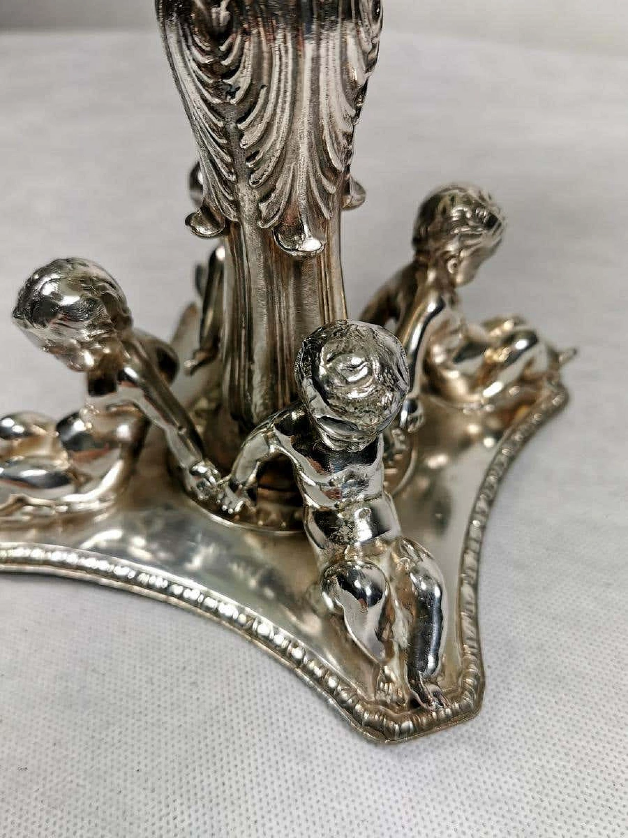 Louis Philippe style centerpiece in opaline glass and plated silver, 19th century 1184128