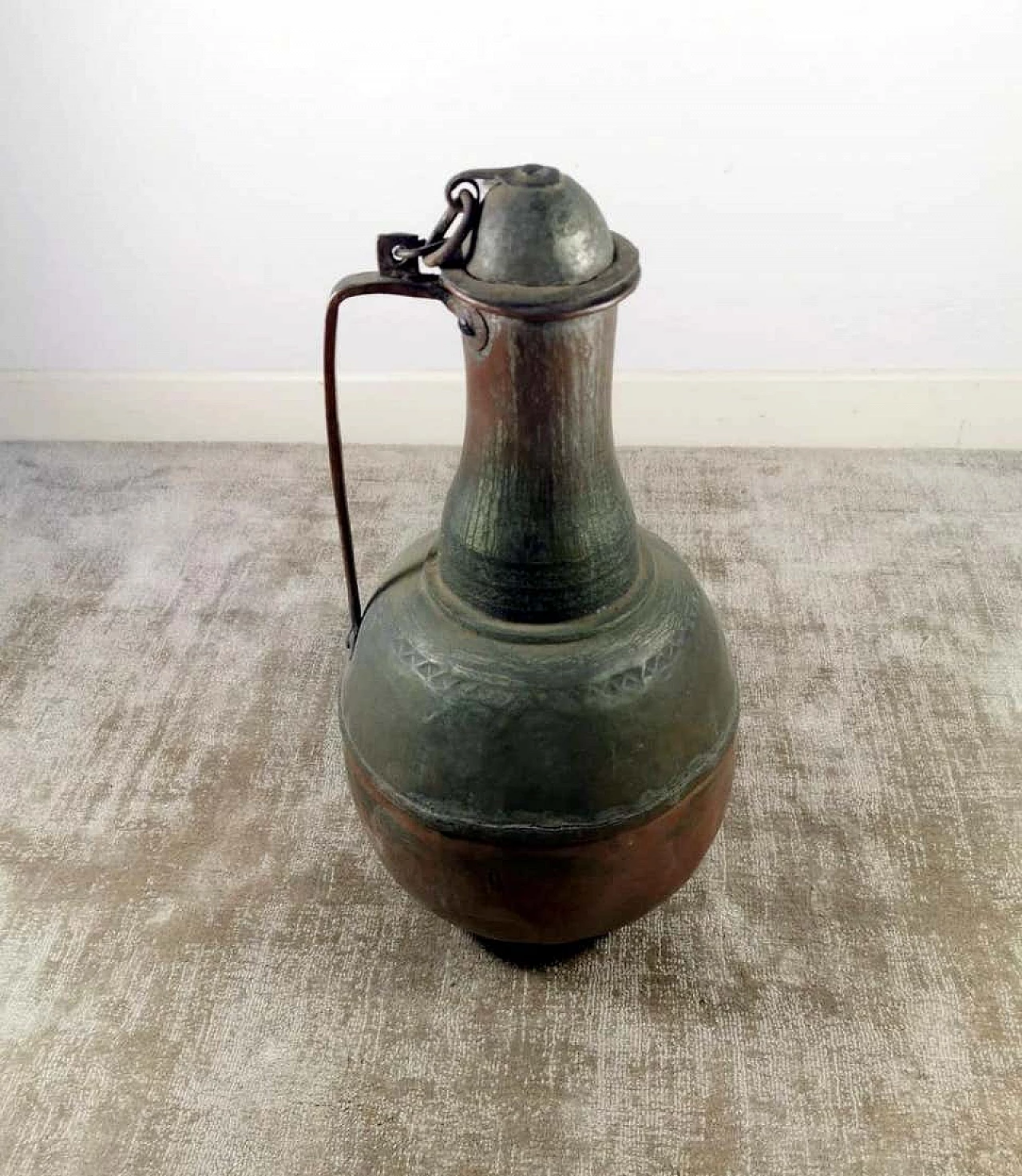 Caraffa in rame forgiato a mano con coperchio 1186653