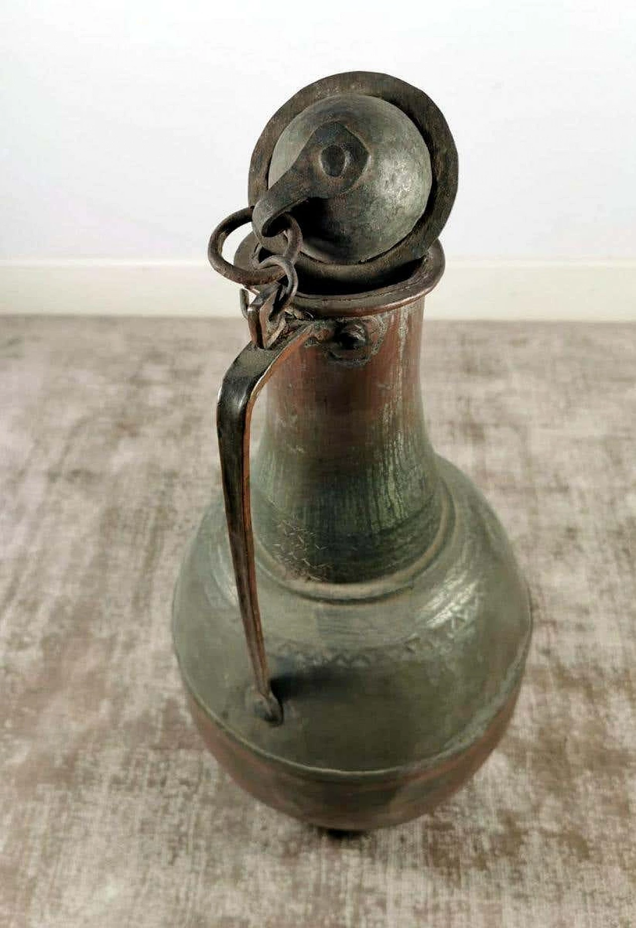 Caraffa in rame forgiato a mano con coperchio 1186654