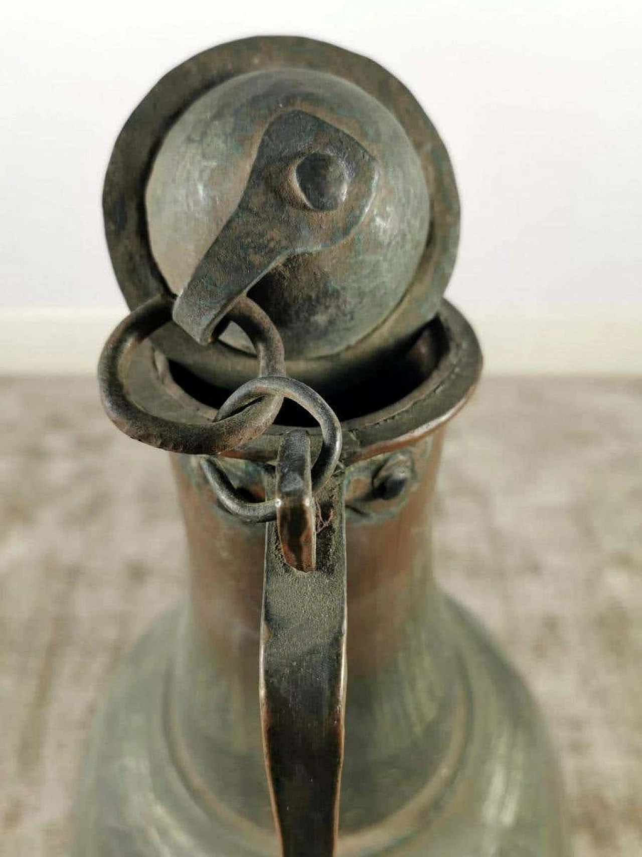 Caraffa in rame forgiato a mano con coperchio 1186655