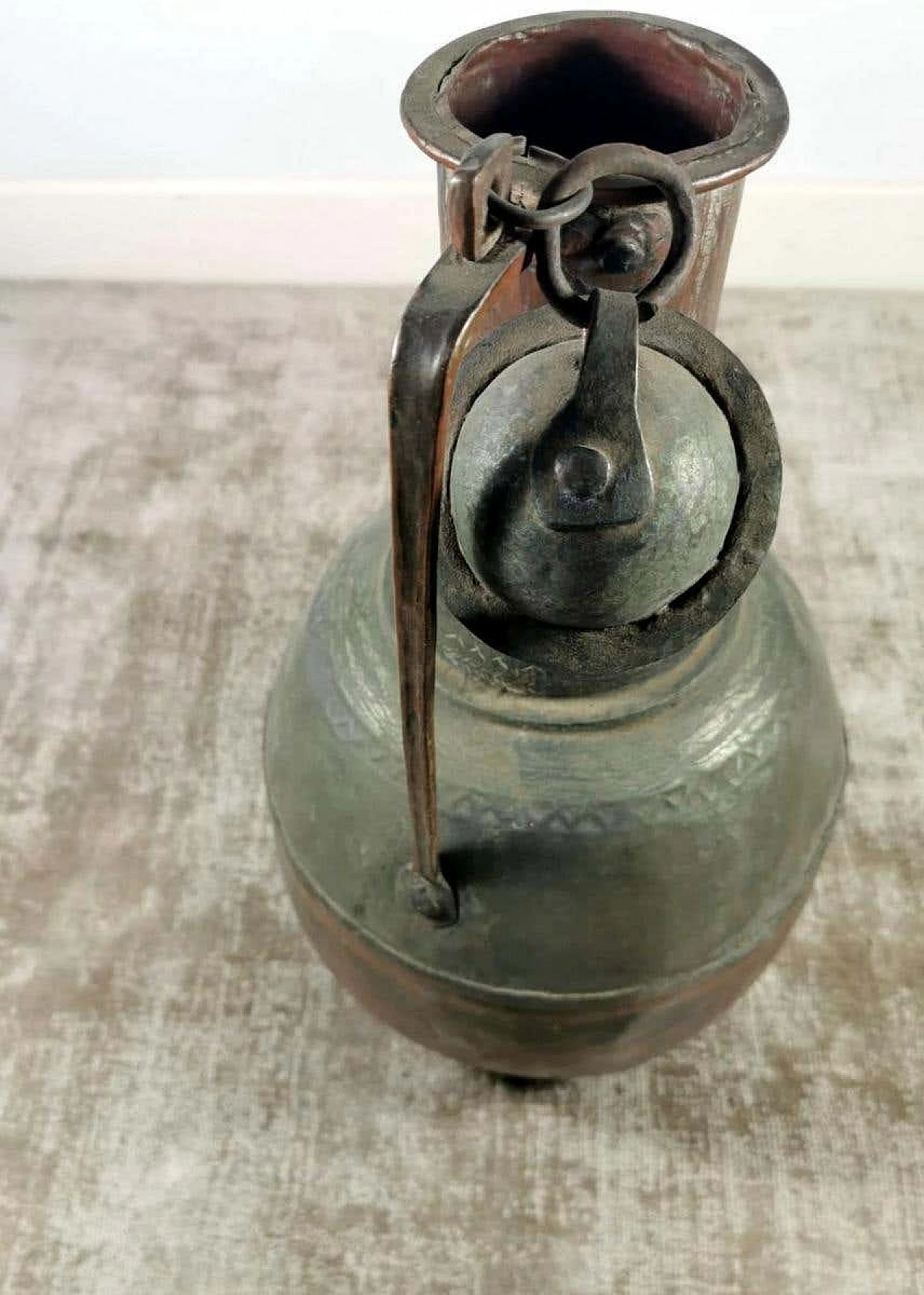 Caraffa in rame forgiato a mano con coperchio 1186656