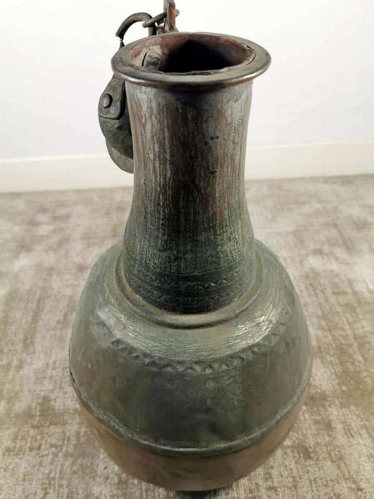Caraffa in rame forgiato a mano con coperchio 1186657