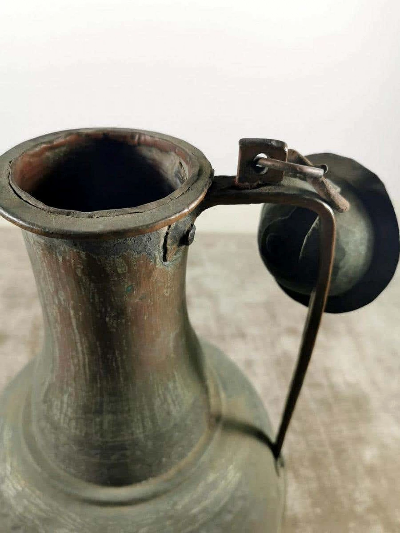 Caraffa in rame forgiato a mano con coperchio 1186658