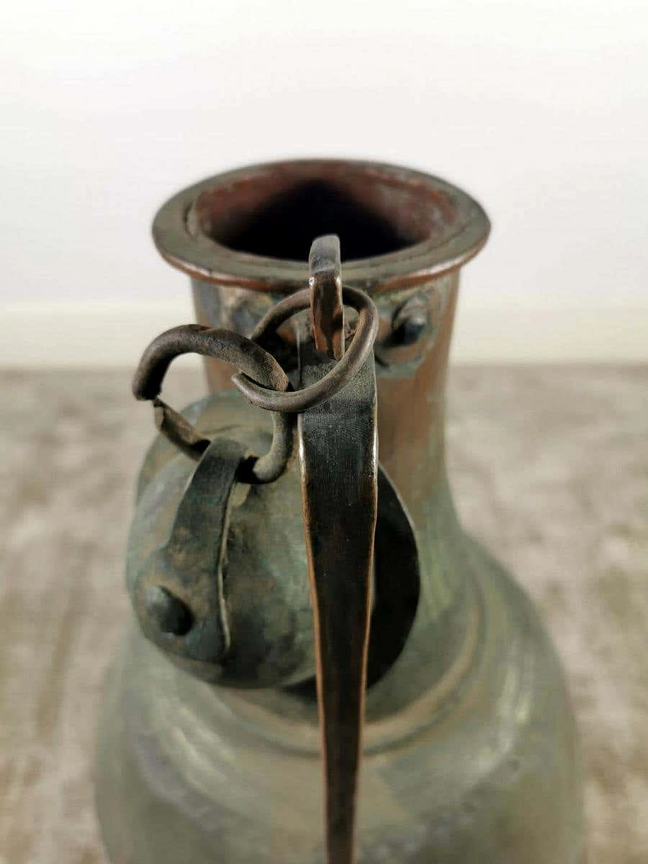 Caraffa in rame forgiato a mano con coperchio 1186659
