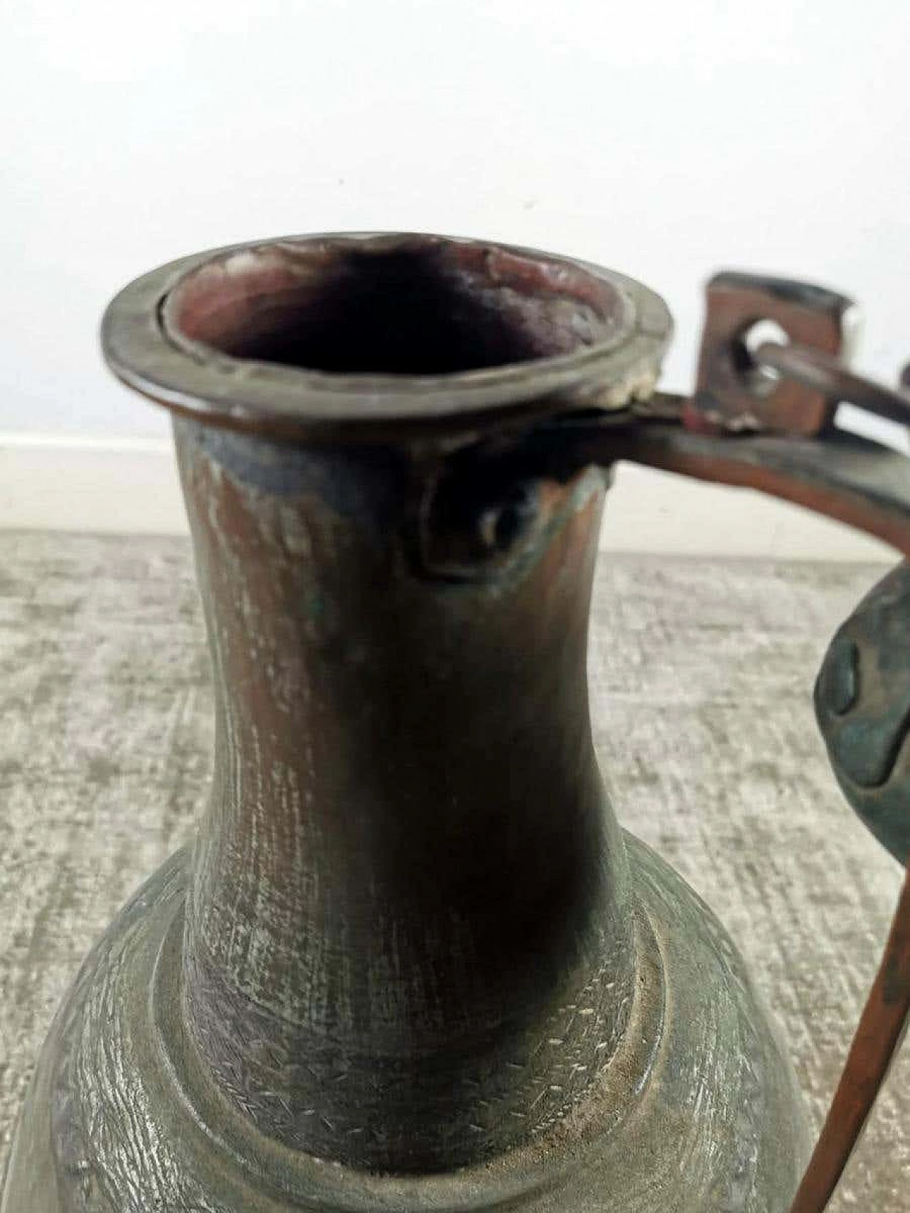 Caraffa in rame forgiato a mano con coperchio 1186660