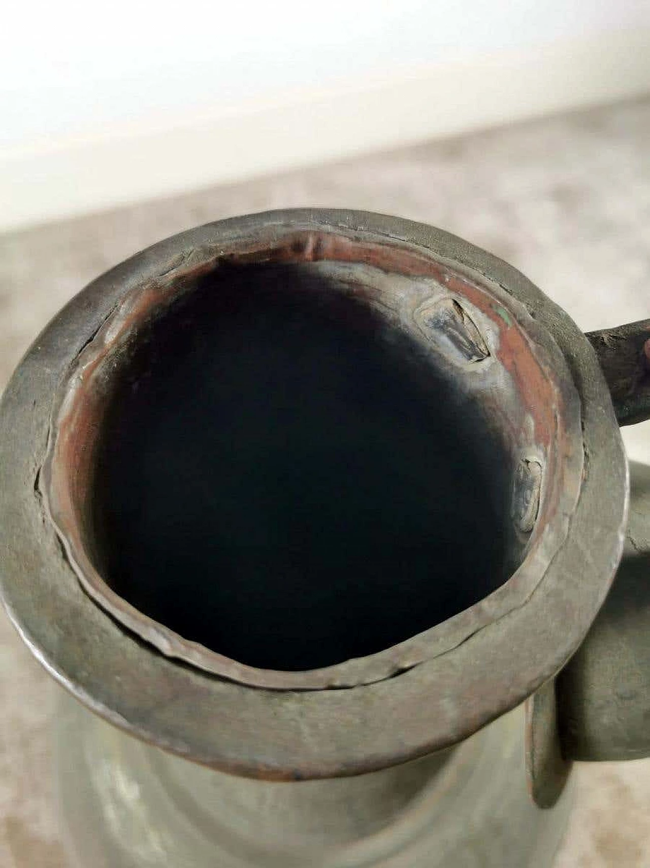 Caraffa in rame forgiato a mano con coperchio 1186661