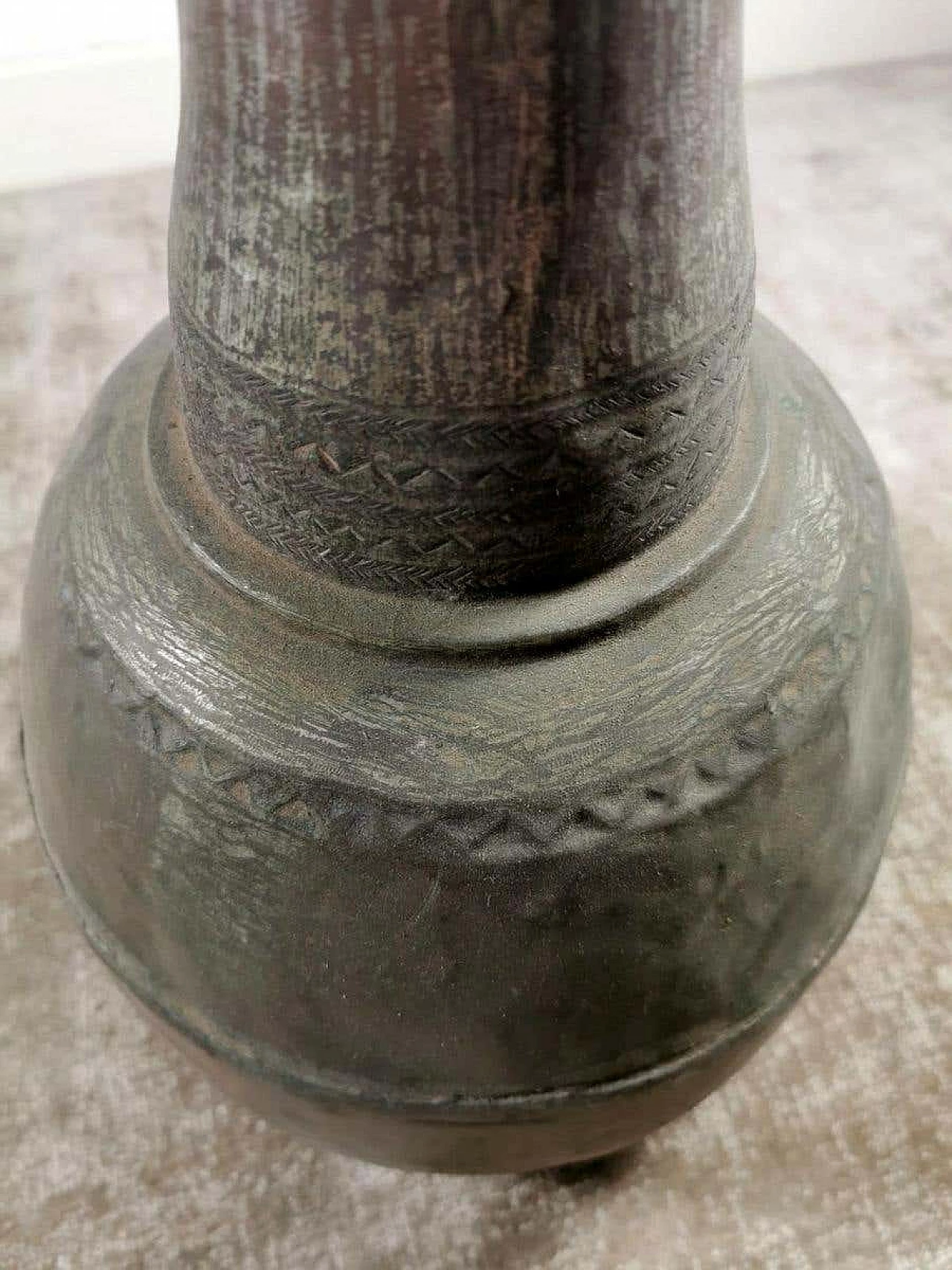 Caraffa in rame forgiato a mano con coperchio 1186662