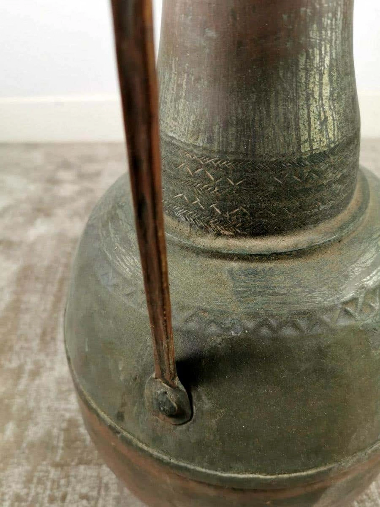 Caraffa in rame forgiato a mano con coperchio 1186663