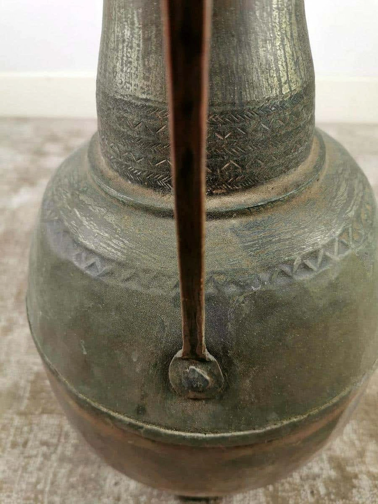 Caraffa in rame forgiato a mano con coperchio 1186664