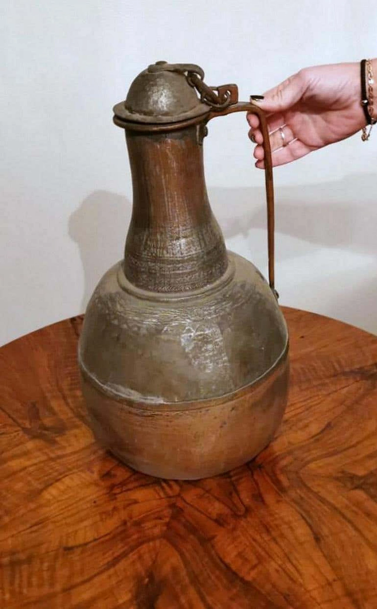 Caraffa in rame forgiato a mano con coperchio 1186667