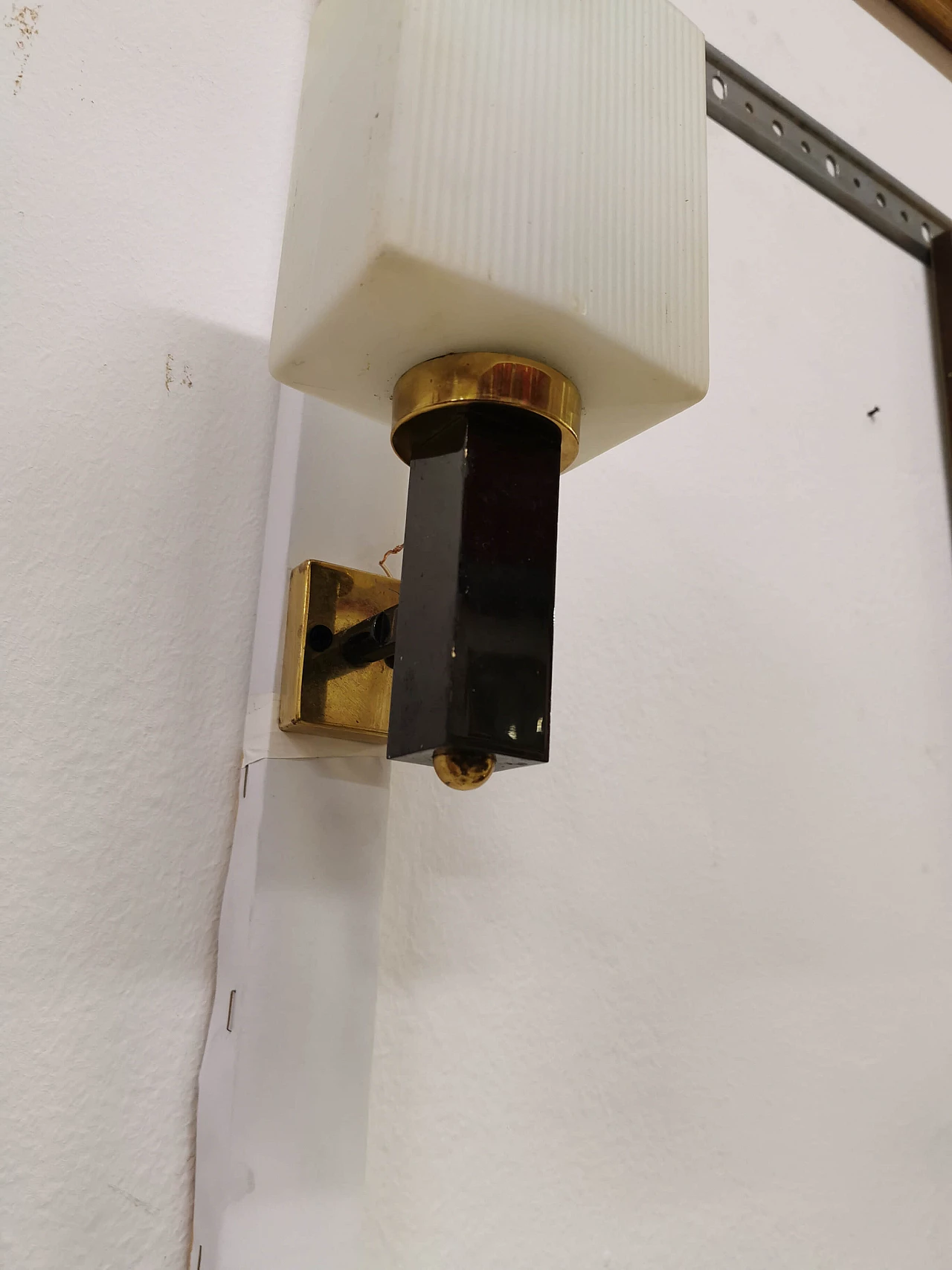 Pair of Stilnovo wall lamps in brass and opaline glass, 60s 1186991