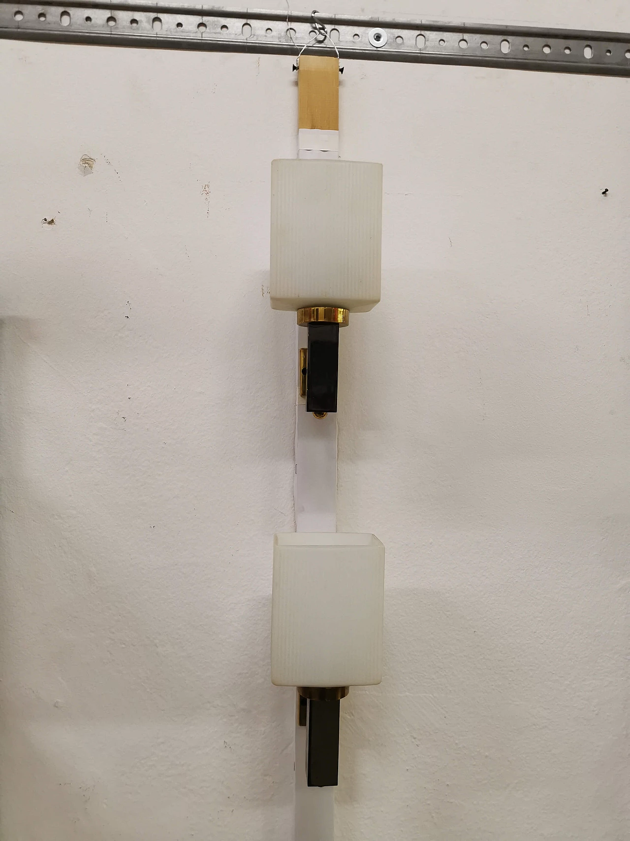 Pair of Stilnovo wall lamps in brass and opaline glass, 60s 1186996
