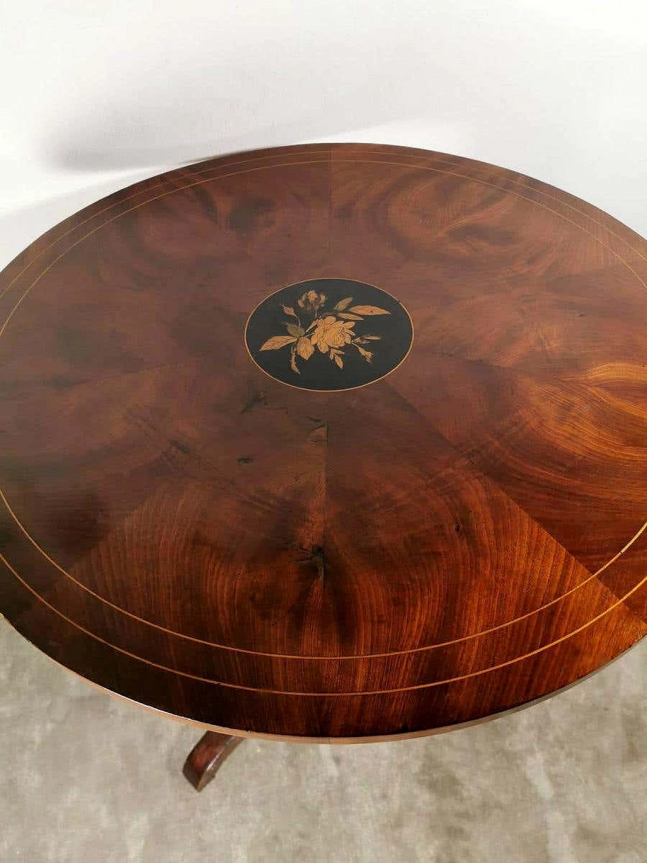 Louis Philippe style coffee table in walnut feather with central inlay, 19th century 1187297