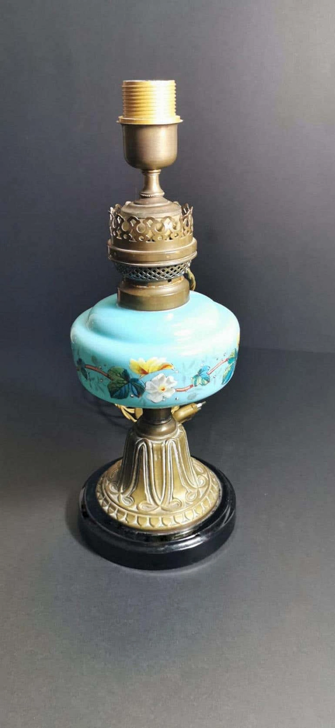 Lampada da tavolo stile Luigi Filippo in vetro opalino blu decorato e ottone dorato 1187323