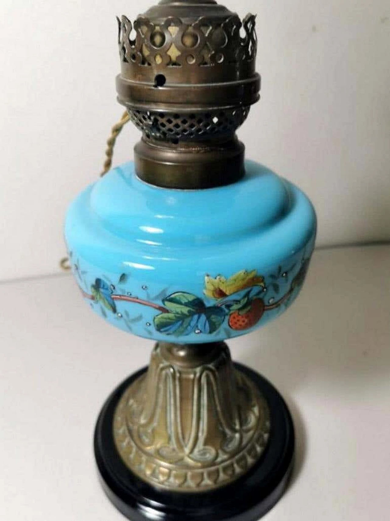 Lampada da tavolo stile Luigi Filippo in vetro opalino blu decorato e ottone dorato 1187325