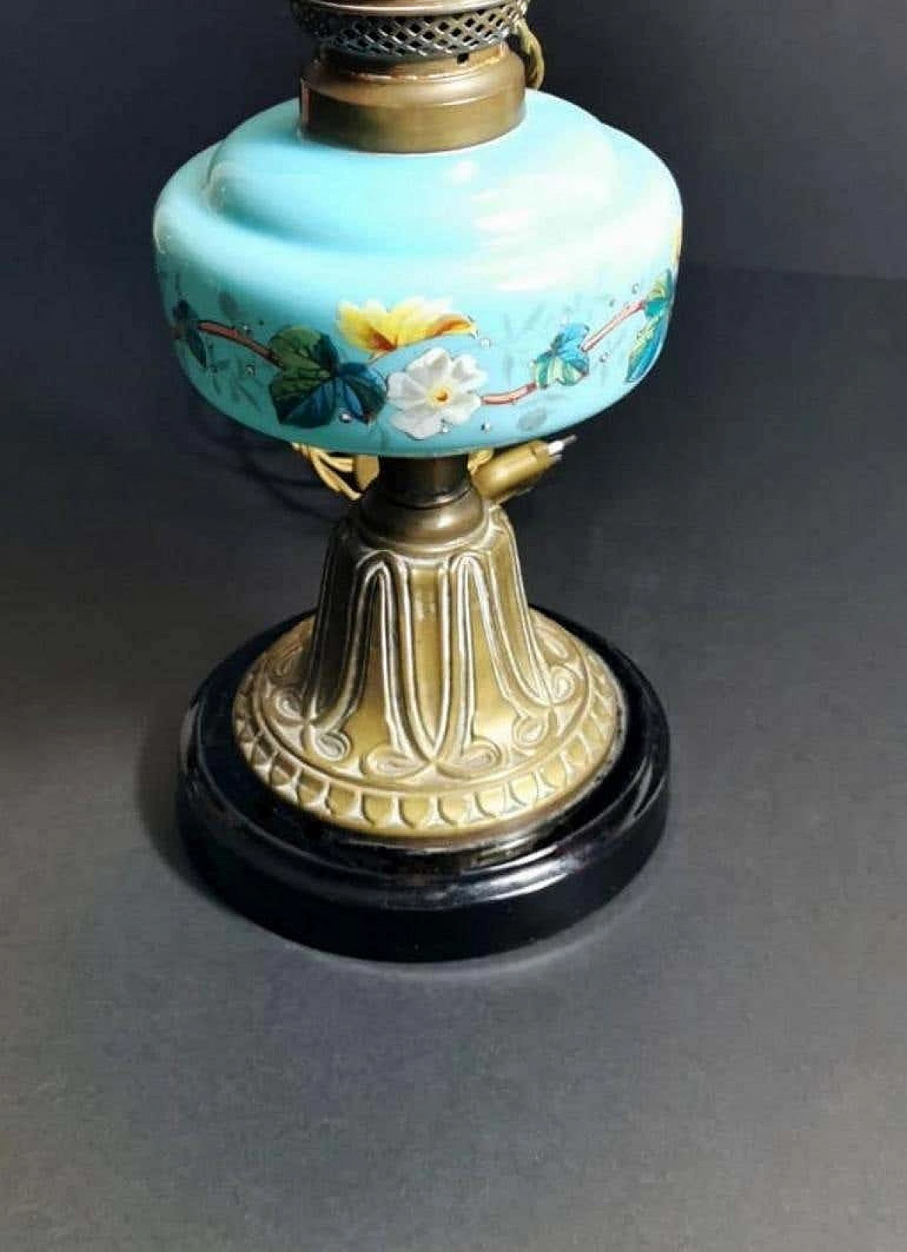 Lampada da tavolo stile Luigi Filippo in vetro opalino blu decorato e ottone dorato 1187327