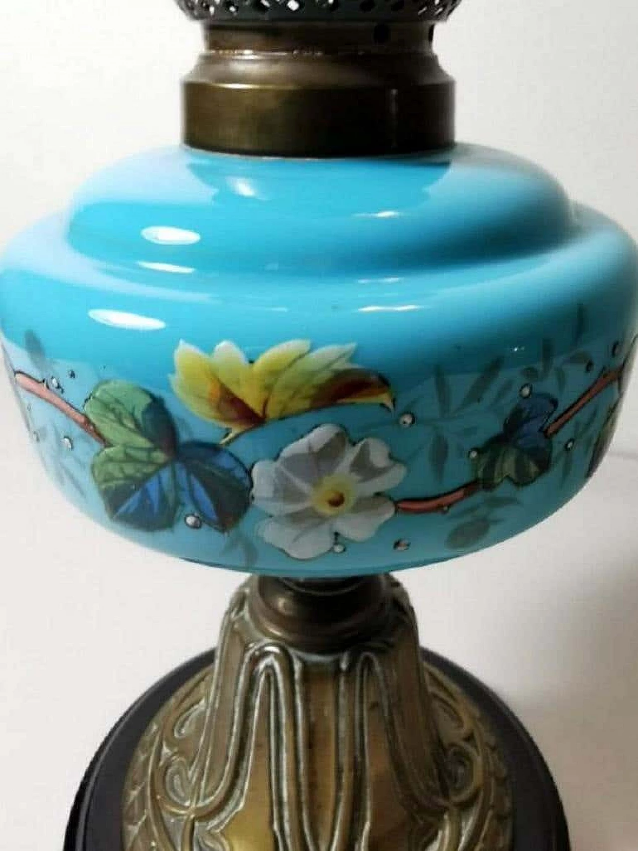 Lampada da tavolo stile Luigi Filippo in vetro opalino blu decorato e ottone dorato 1187329