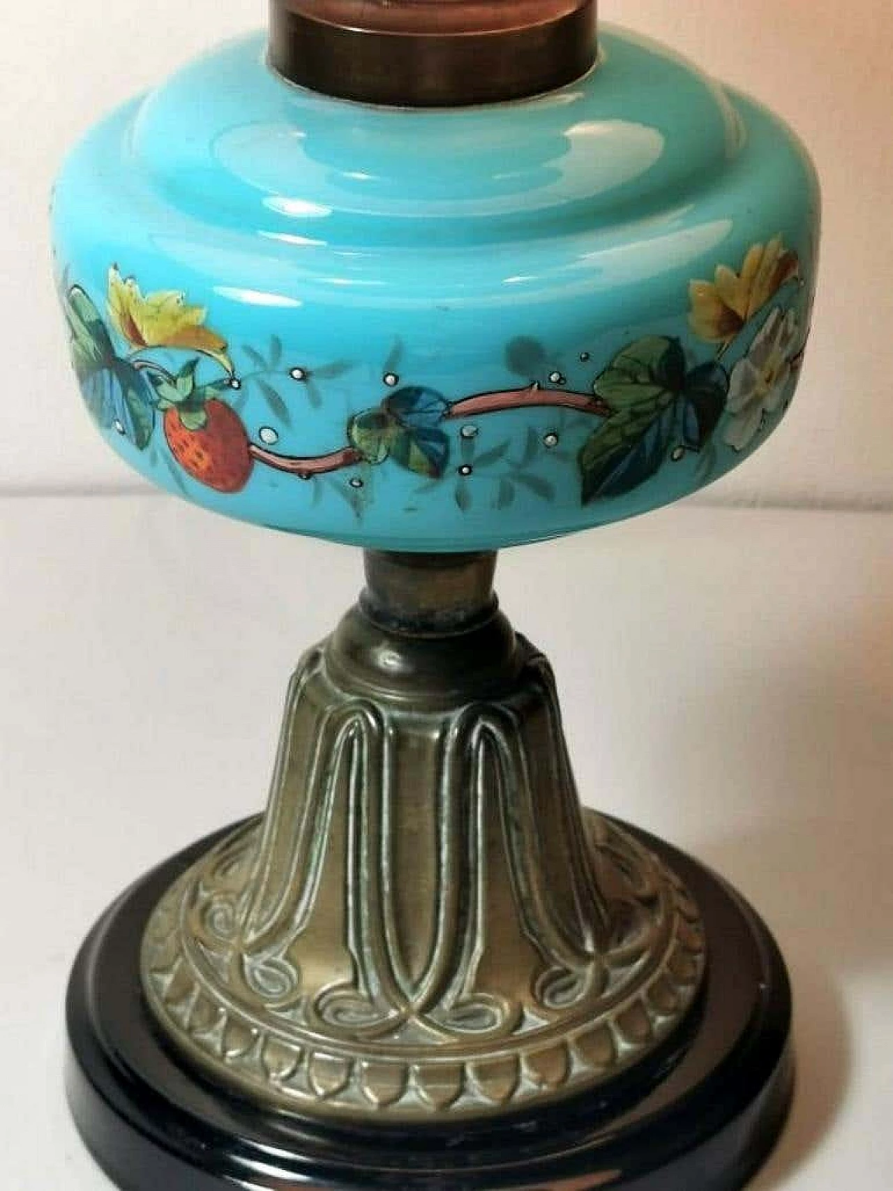 Lampada da tavolo stile Luigi Filippo in vetro opalino blu decorato e ottone dorato 1187330